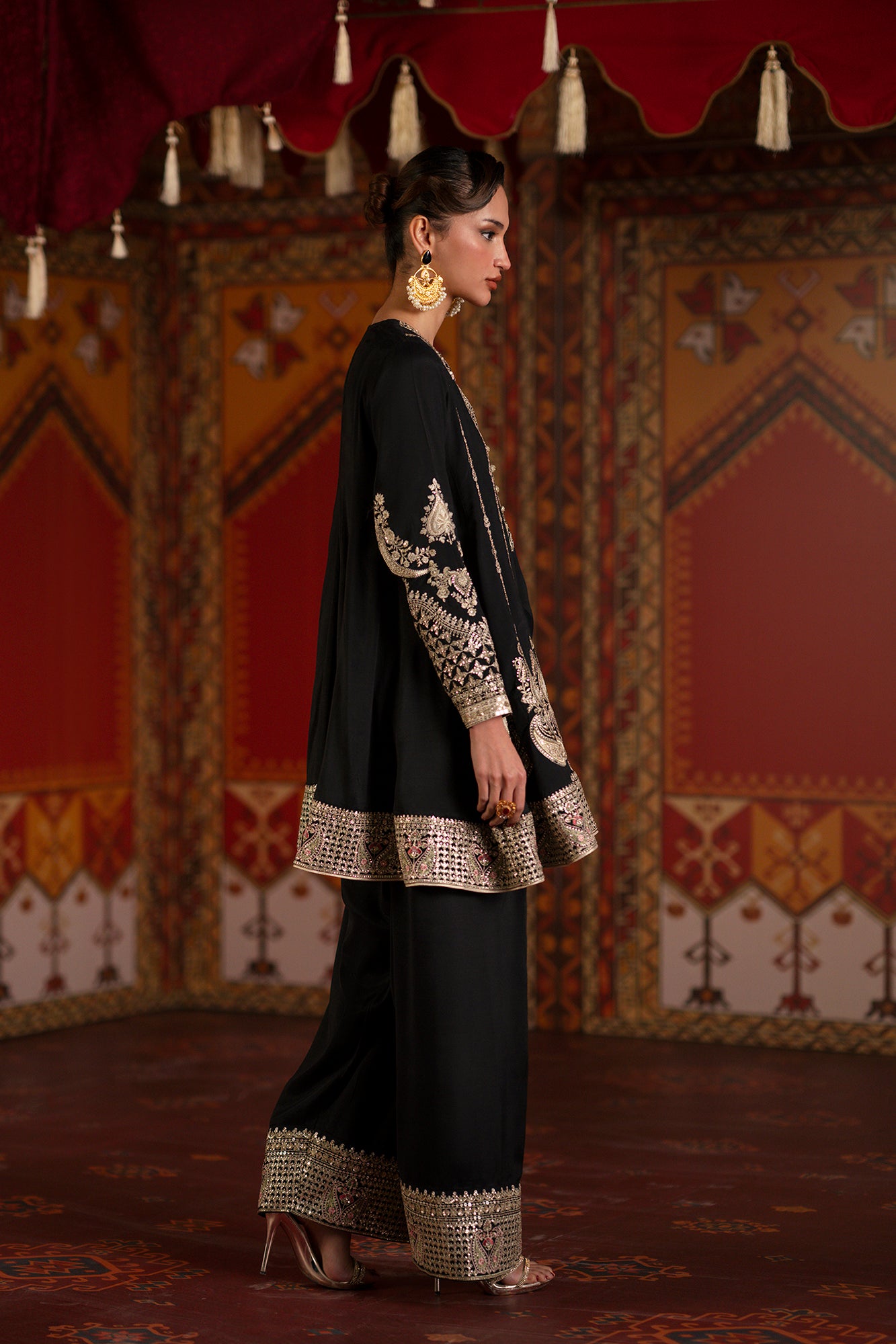 EMBROIDERED SUIT (E1066/104/902)