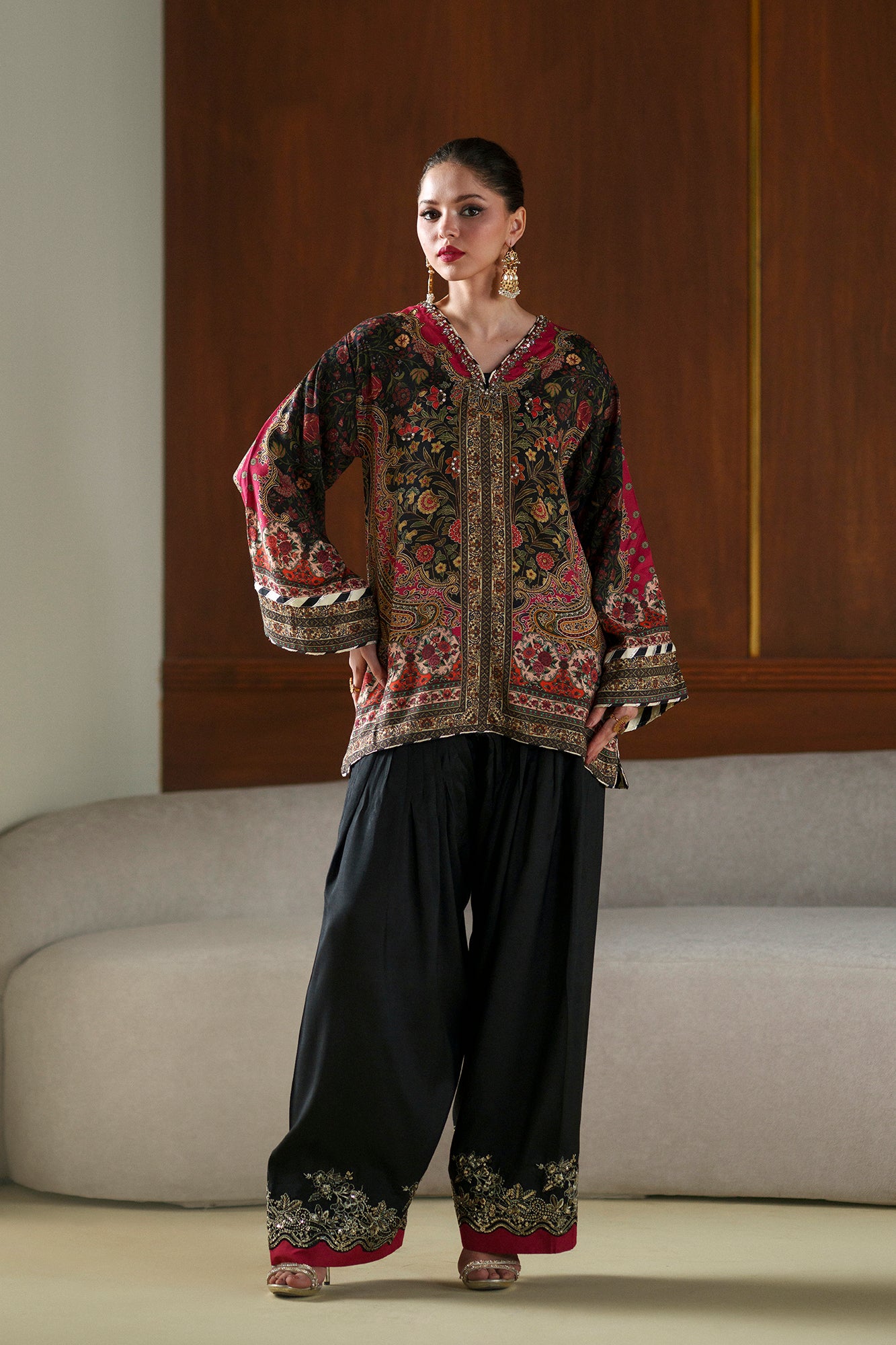 EMBROIDERED SUIT (E1072/104/902)