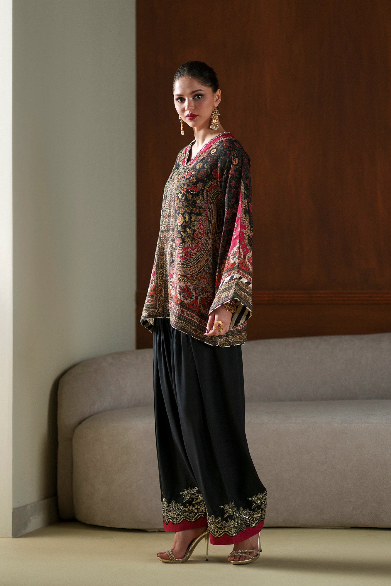 EMBROIDERED SUIT (E1072/104/902)