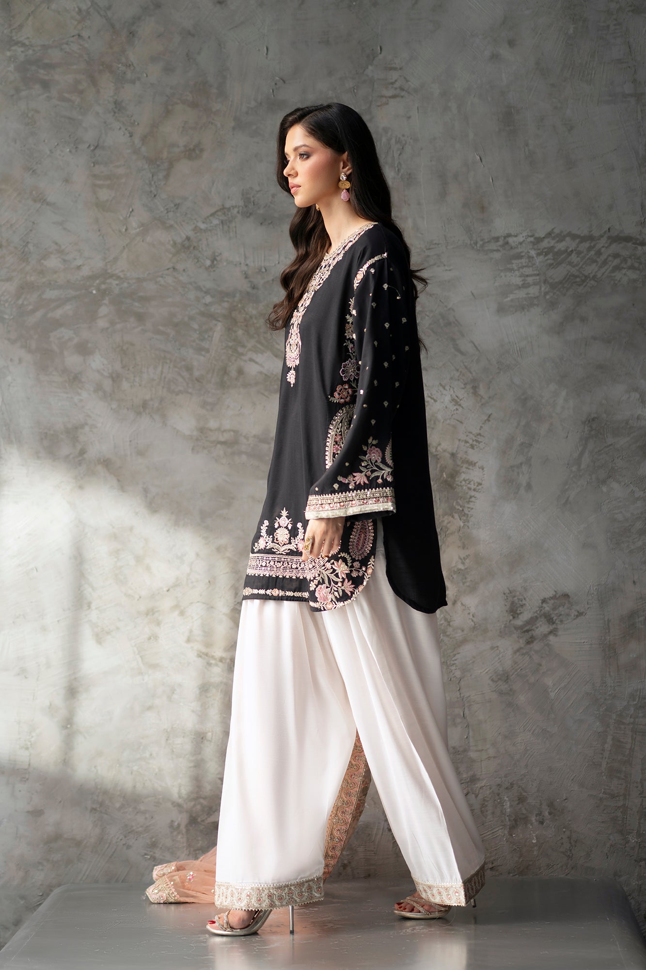 EMBROIDERED SUIT (E1076/104/902)