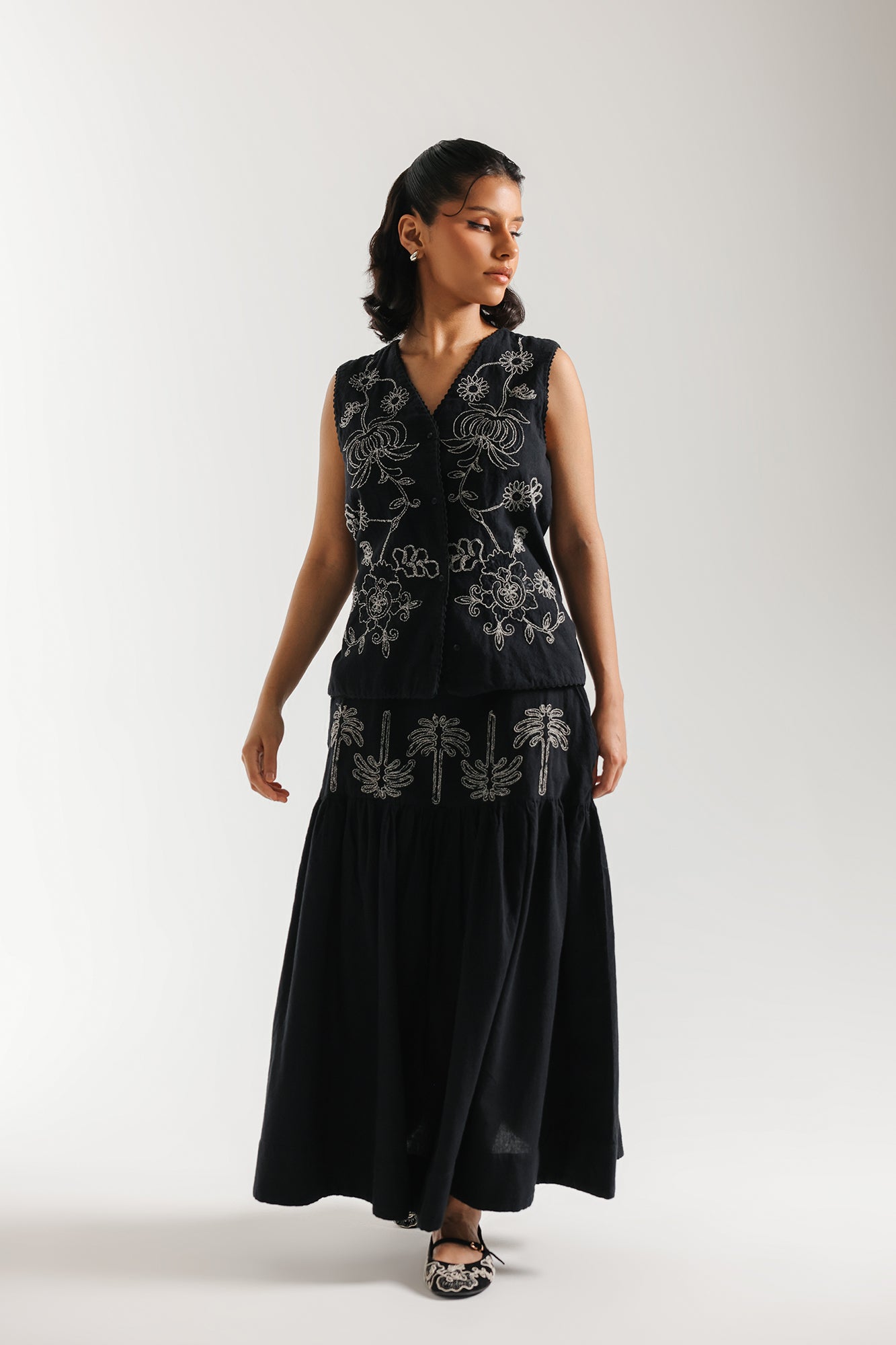 EMBROIDERED WAIST COAT (E1115/101/902)