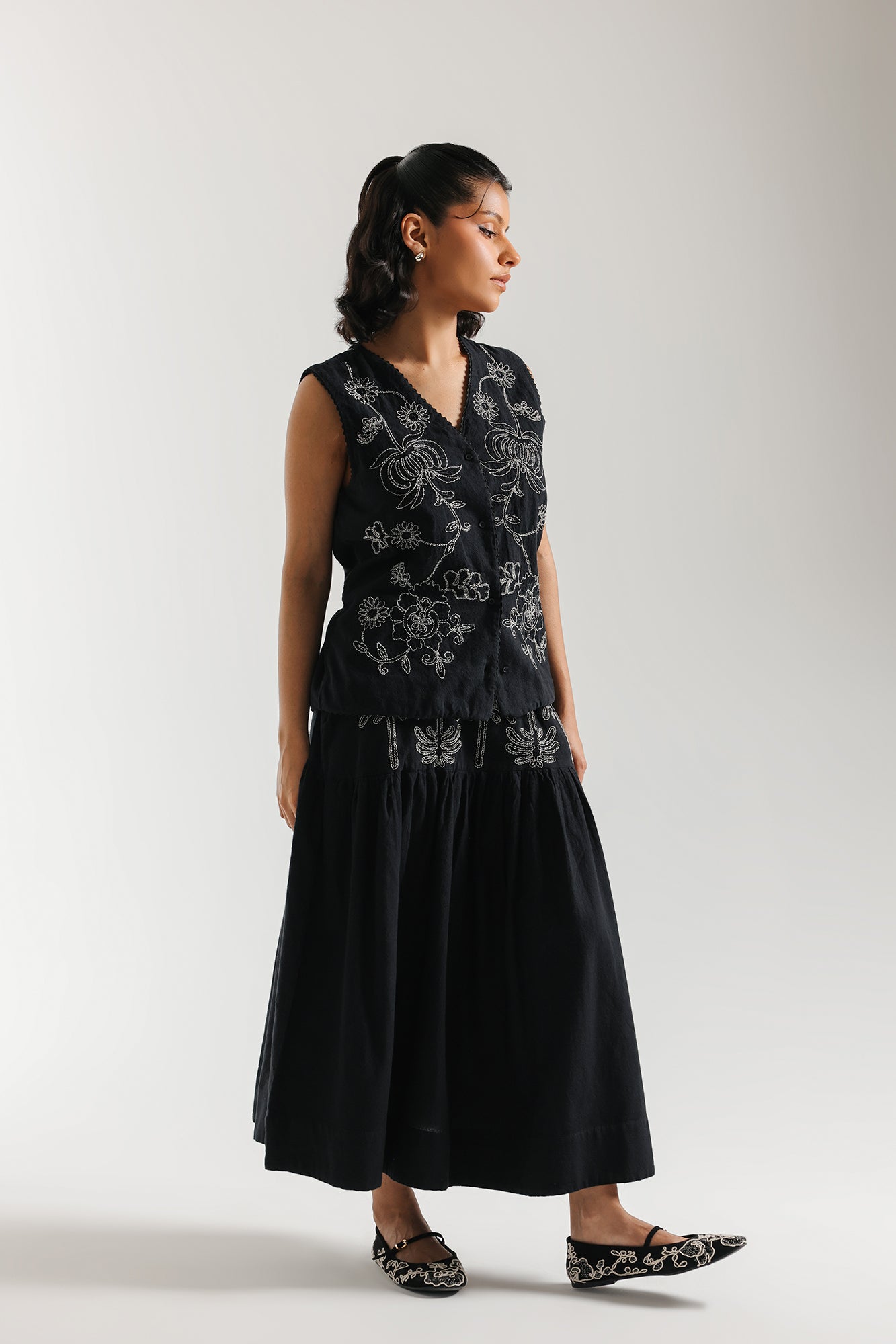 EMBROIDERED WAIST COAT (E1115/101/902)