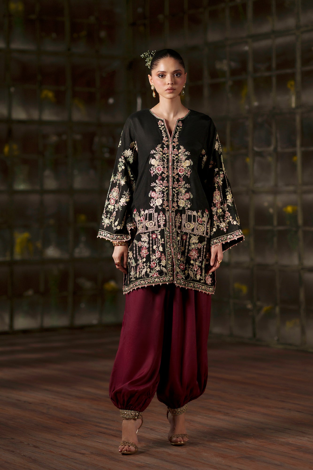 EMBROIDERED SUIT (E1139/104/902)