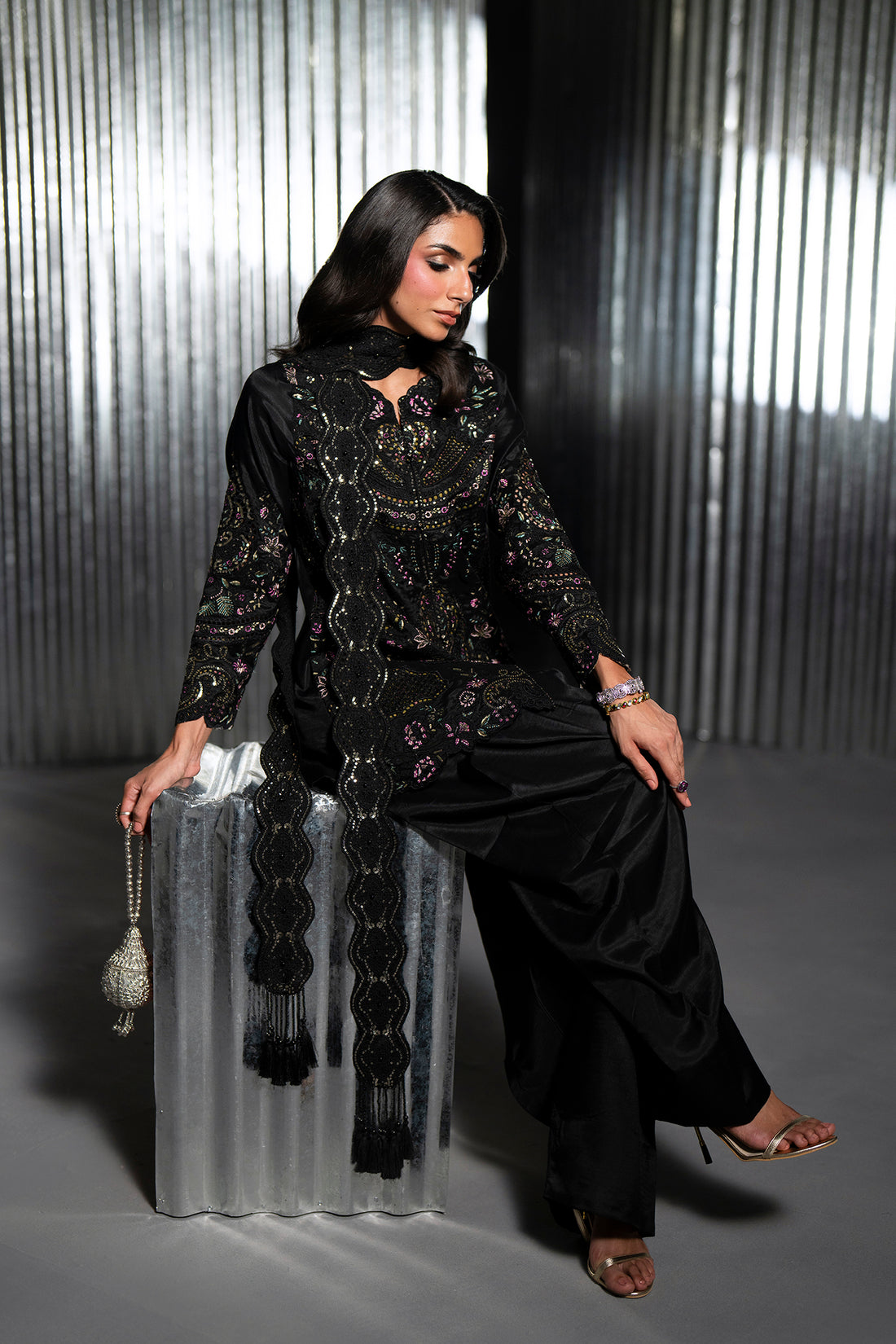 EMBROIDERED SUIT (E1142/104/902)