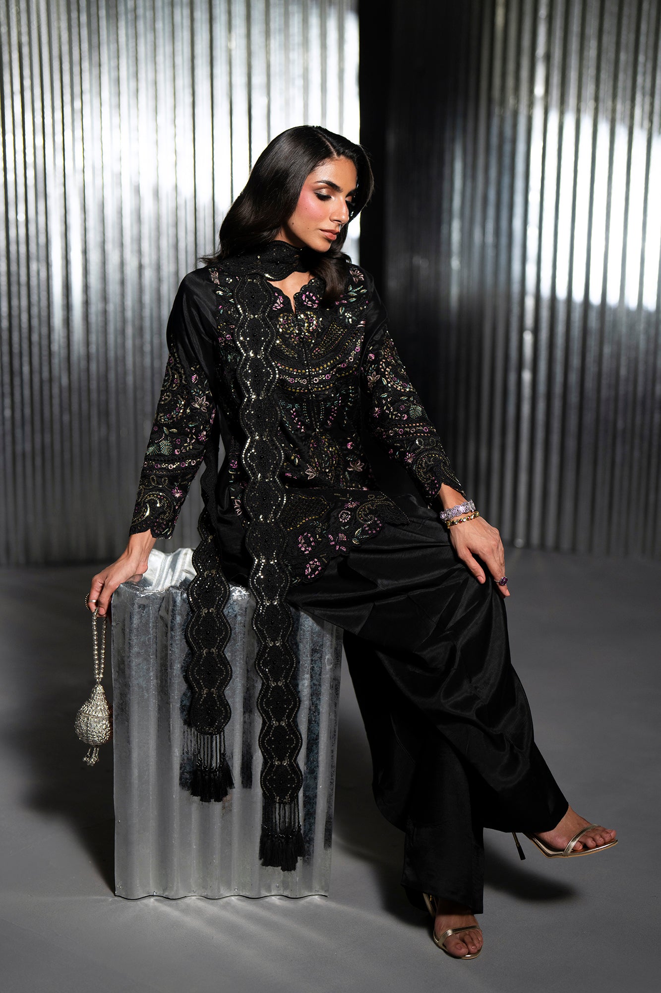 EMBROIDERED SUIT (E1142/104/902)