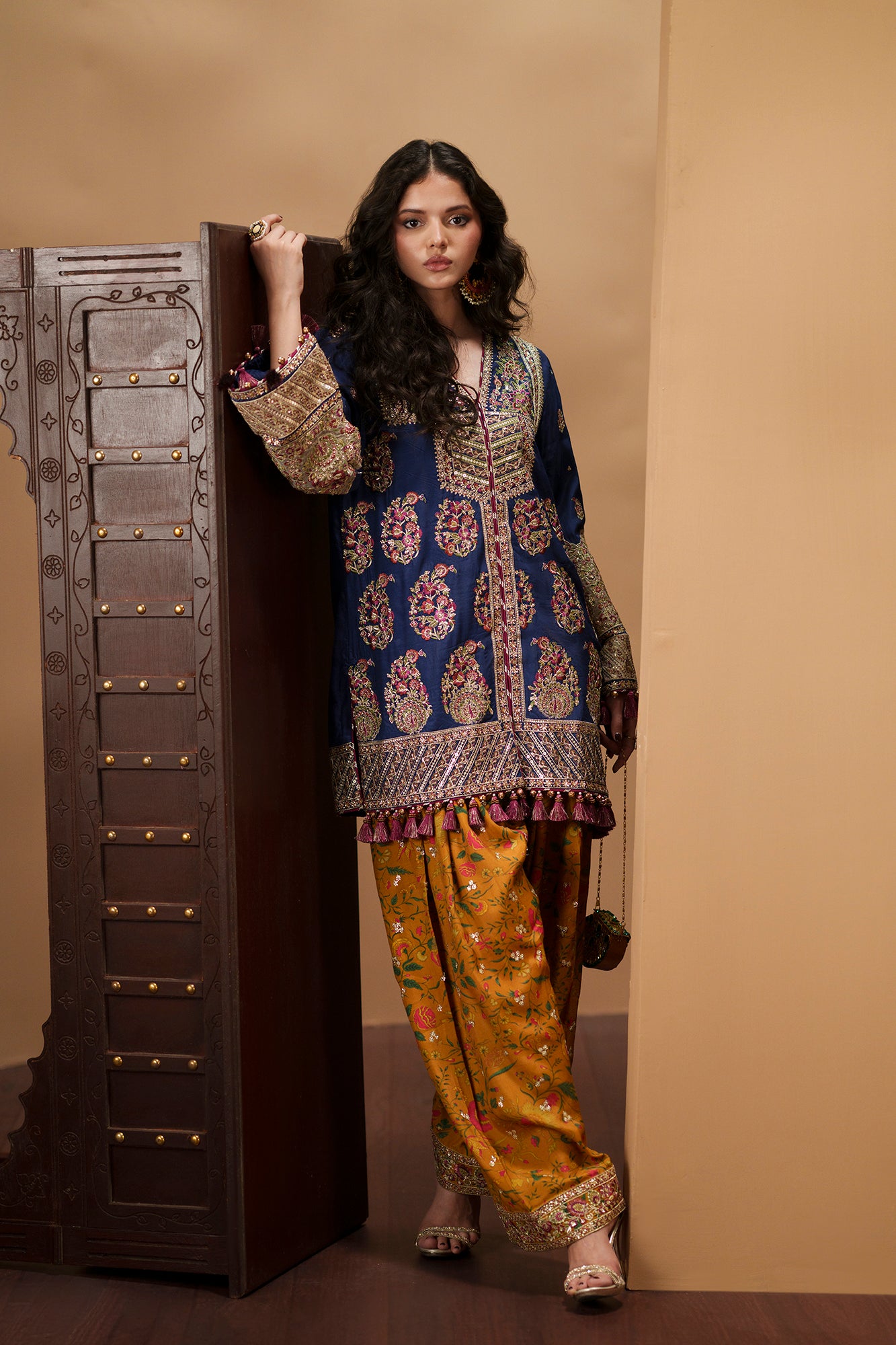 EMBROIDERED SUIT (E1224/104/620)