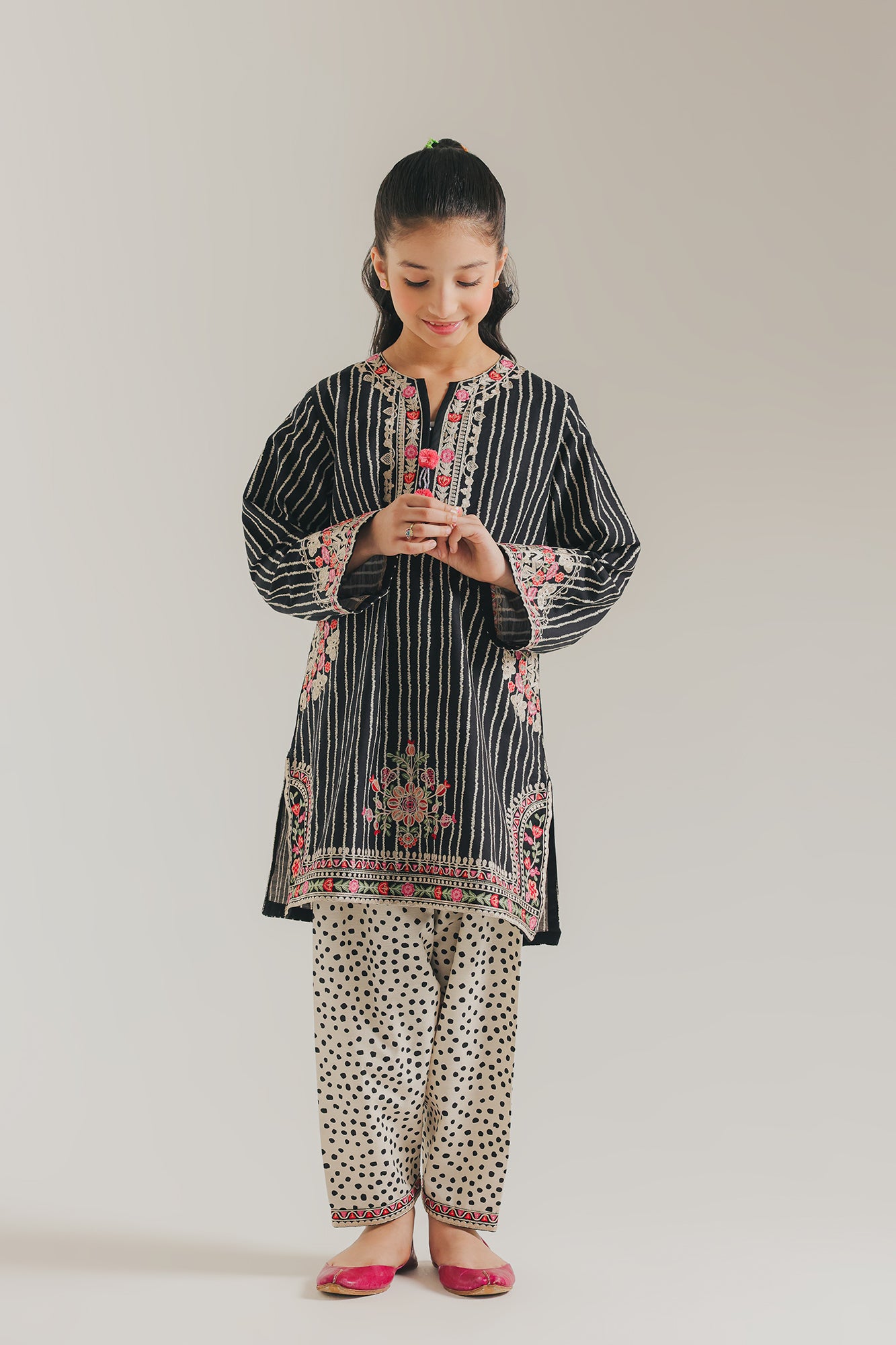 EMBROIDERED SUIT (E1351/402/902 E1351/302/902)