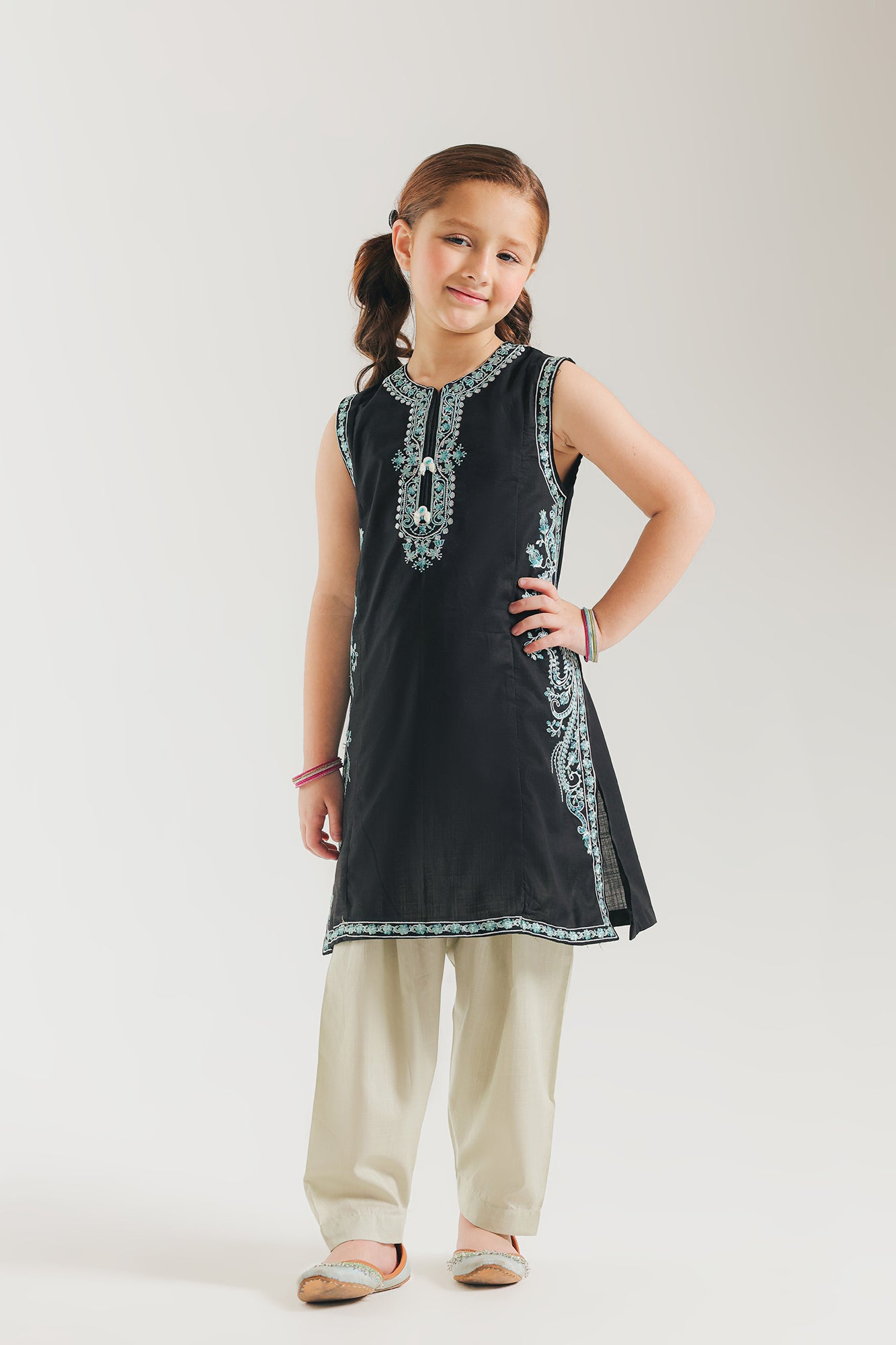 EMBROIDERED SUIT (E1535/402/901 E1535/302/901)