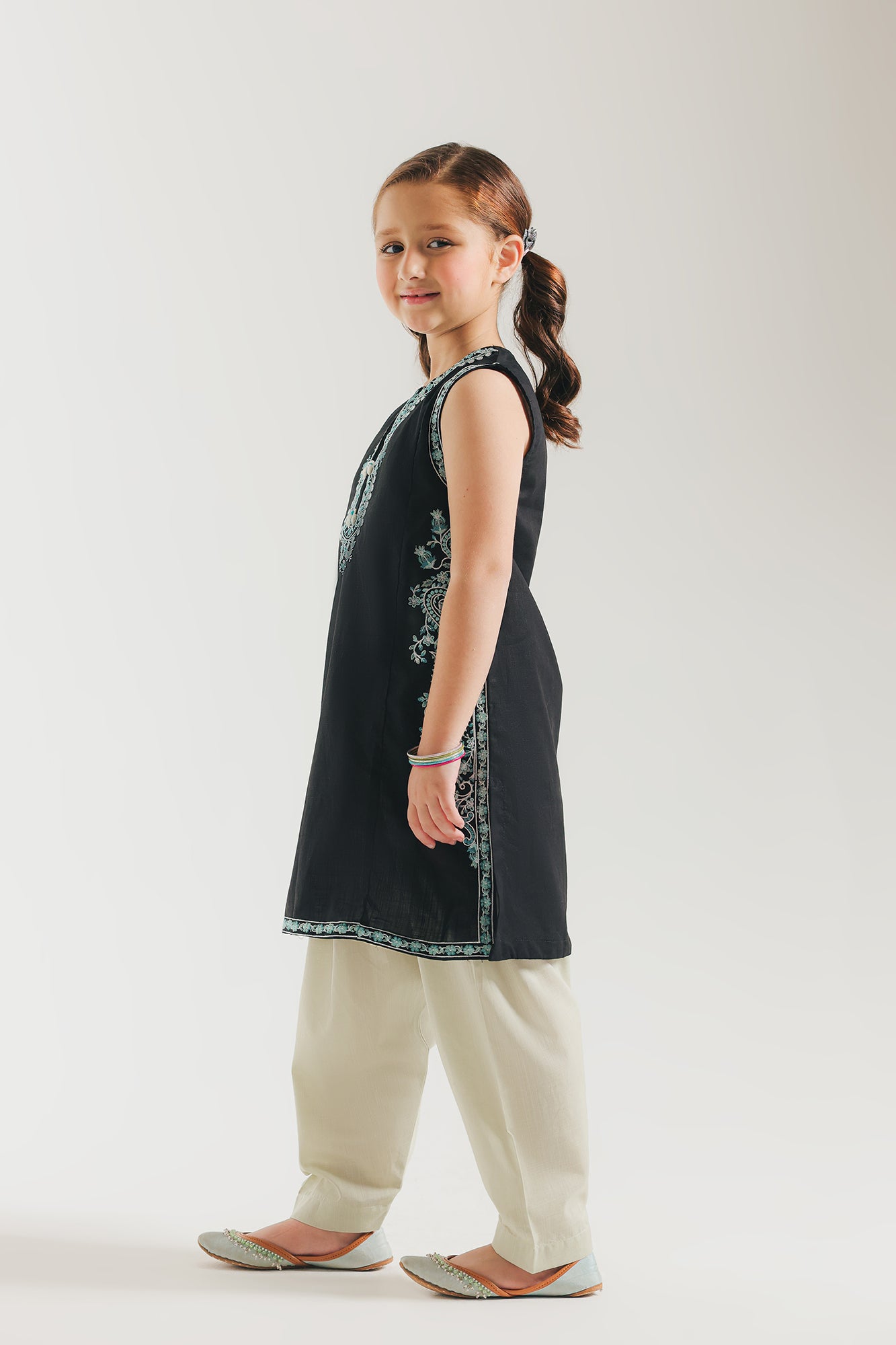 EMBROIDERED SUIT (E1535/402/901 E1535/302/901)