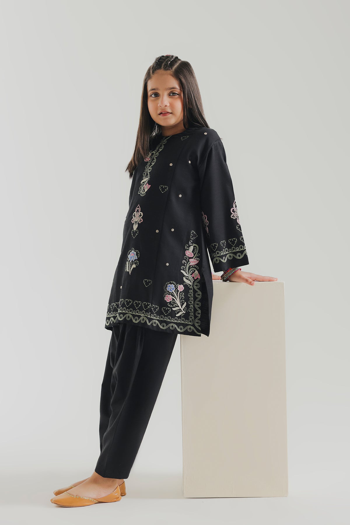 EMBROIDERED SUIT (E1890-402-902 E1890-302-902)