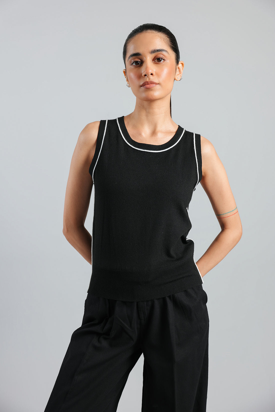 SLEEVELESS SWEATER (E2058/108/902)