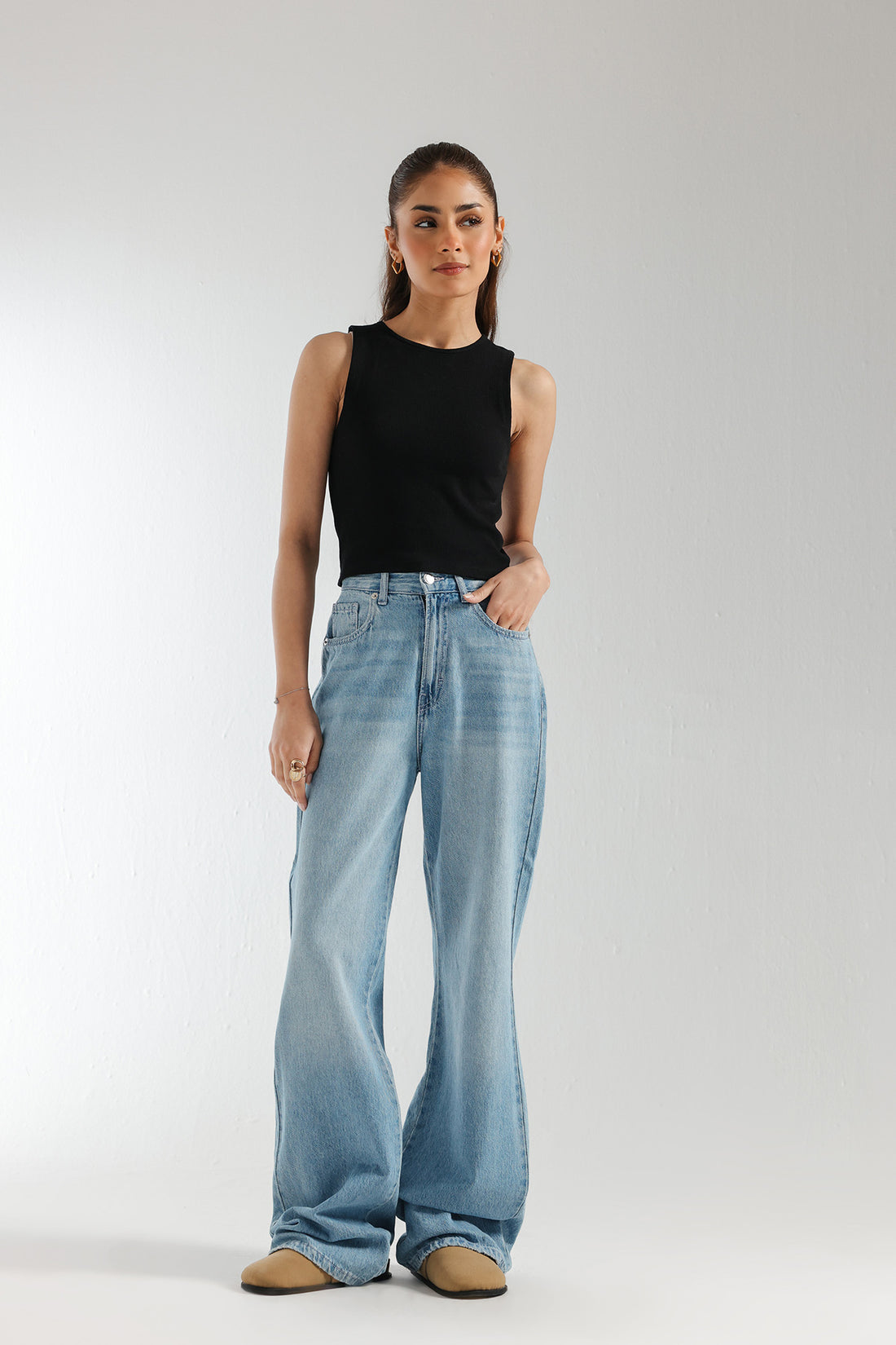 SLEEVELESS CROPPED TOP (E2122/108/901)