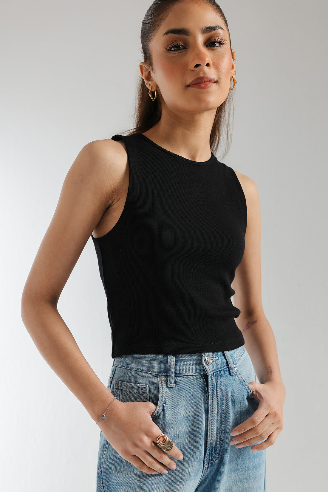 SLEEVELESS CROPPED TOP (E2122/108/901)