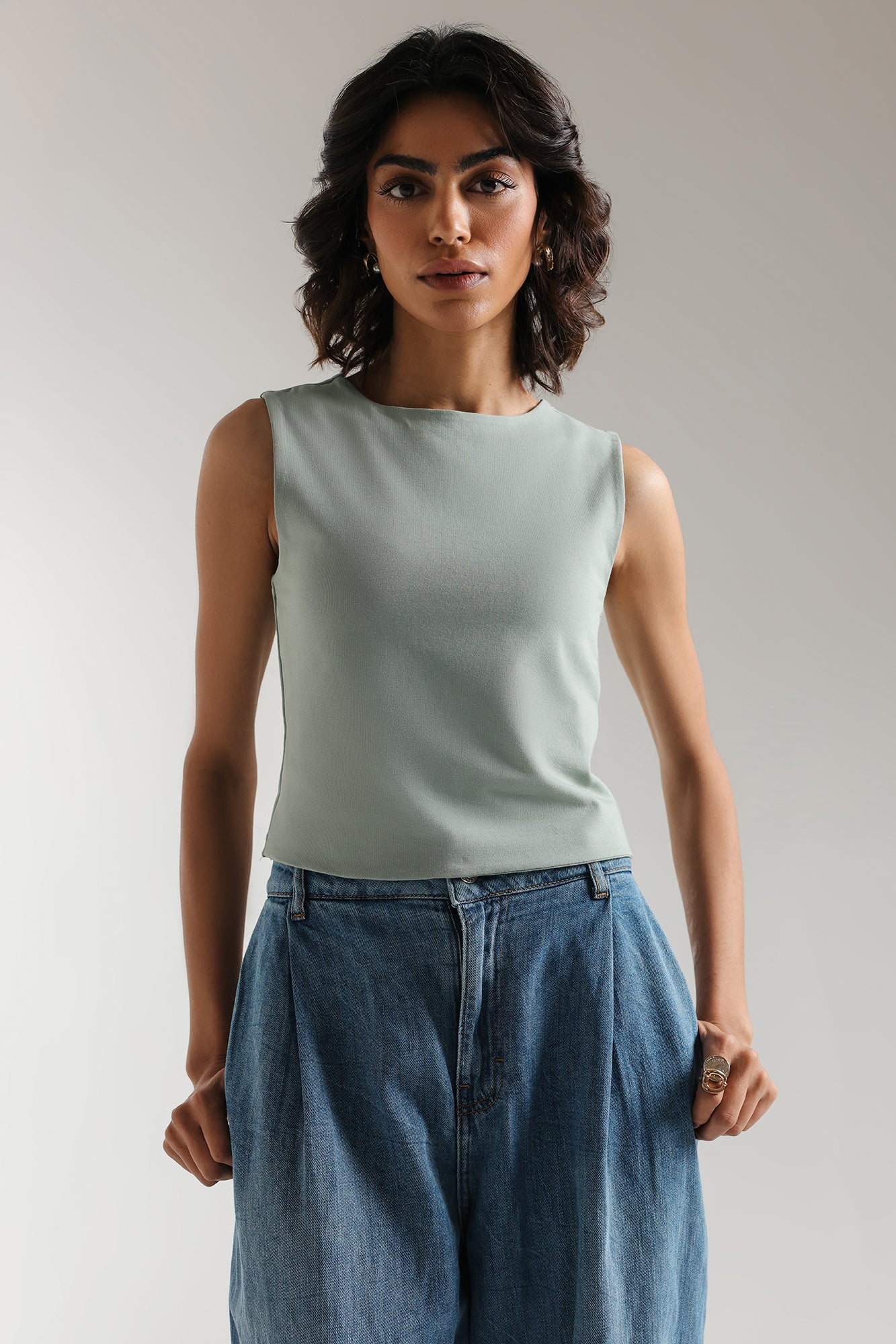 SLEEVELESS CROPPED TOP (E2394/108/720)