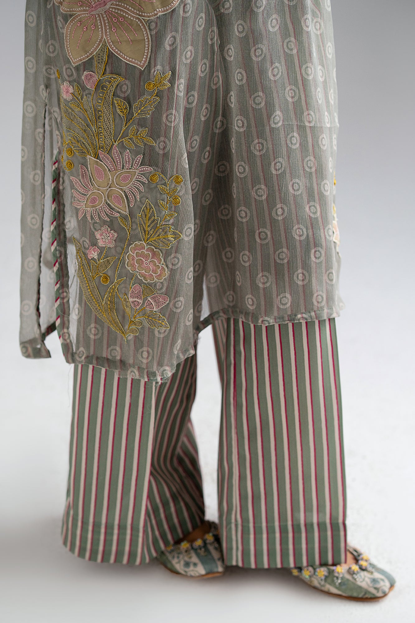 EMBROIDERED SUIT (E2606/103/127)