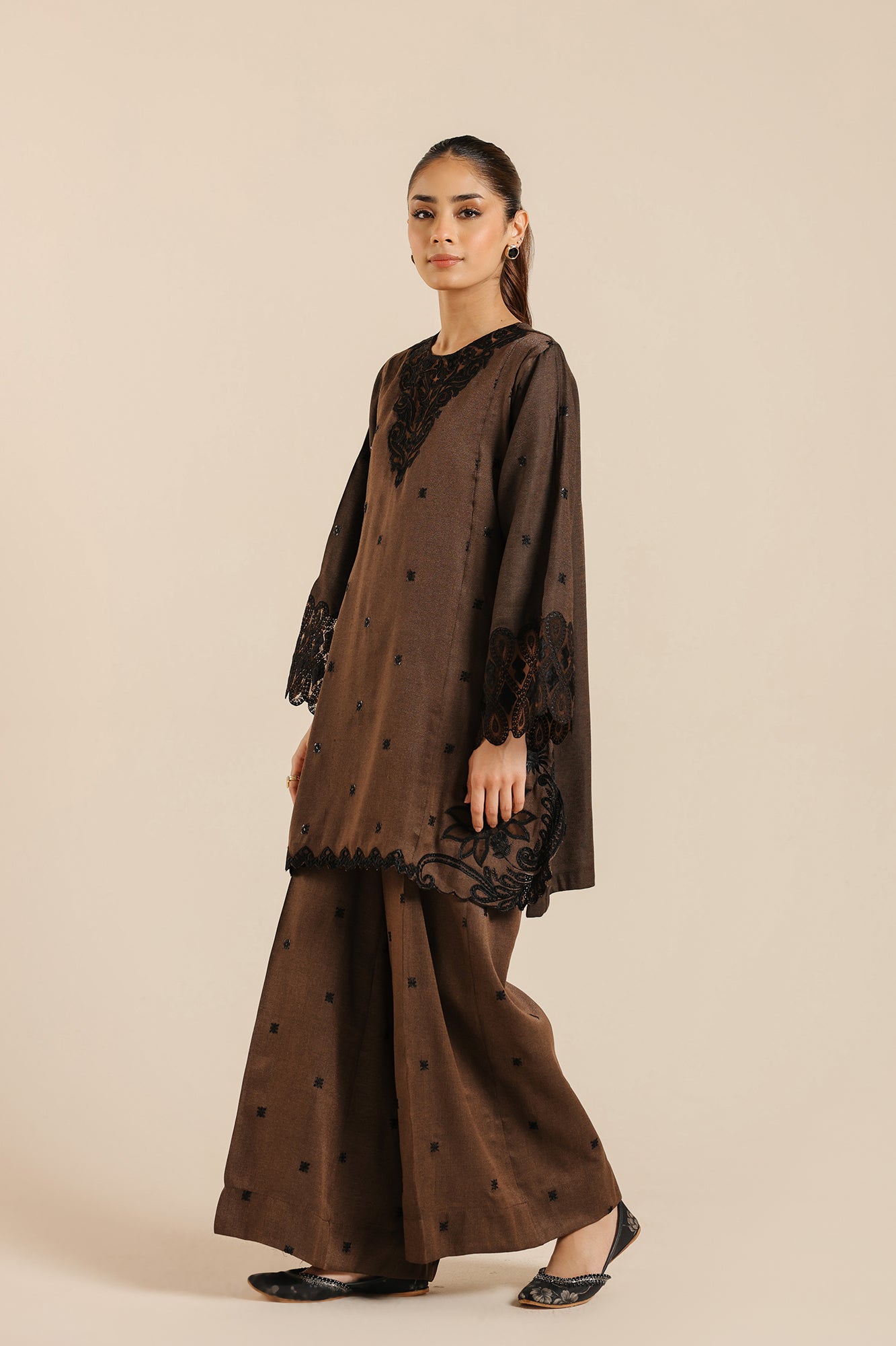 EMBROIDERED SUIT (E2706/103/801)