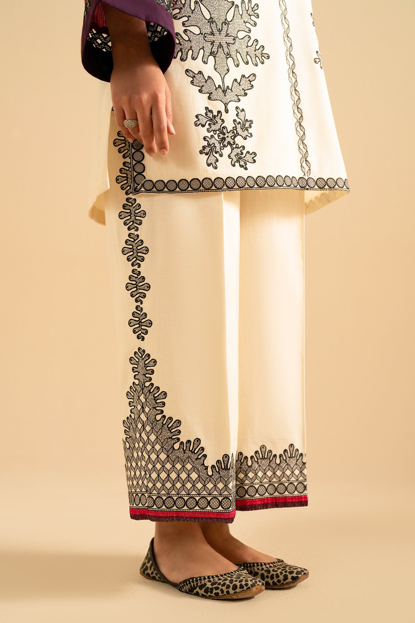 EMBROIDERED SUIT (E2746/103/002)