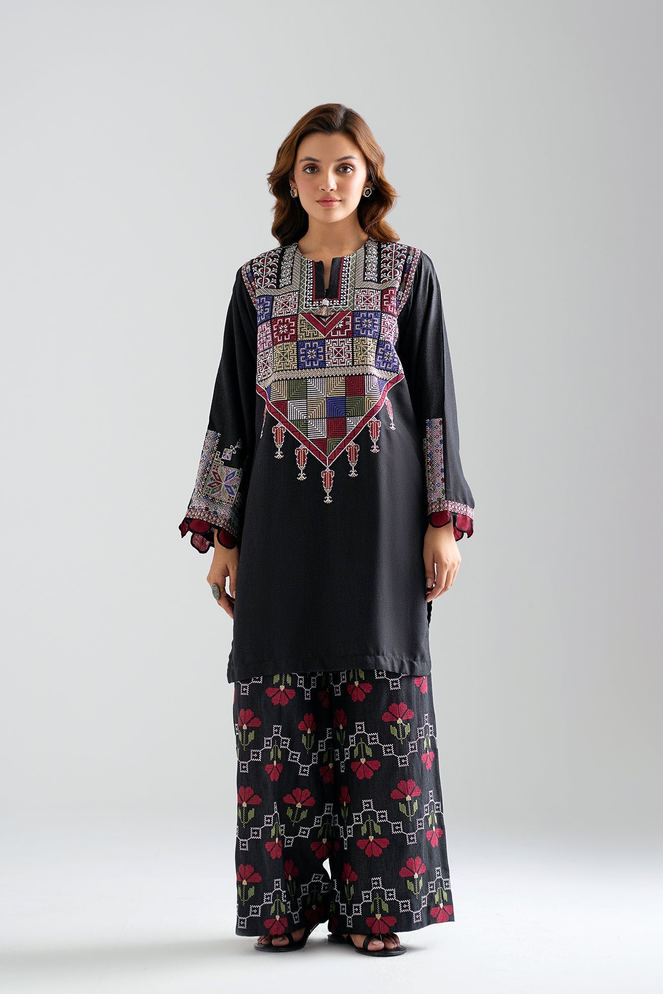 EMBROIDERED SUIT (E2775/103/901)
