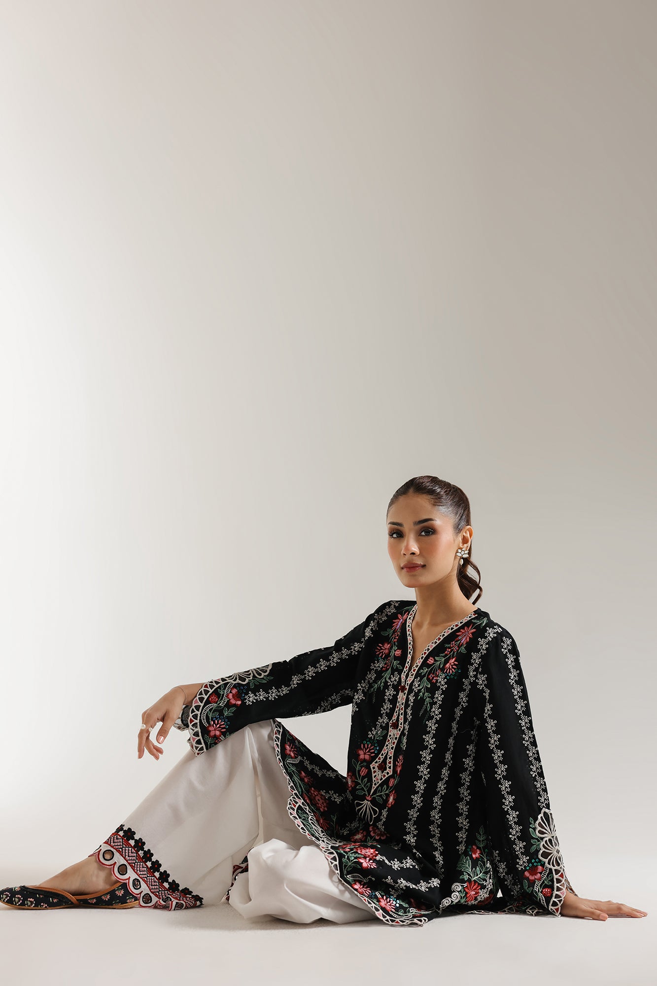 EMBROIDERED SUIT (E3219/103/902)