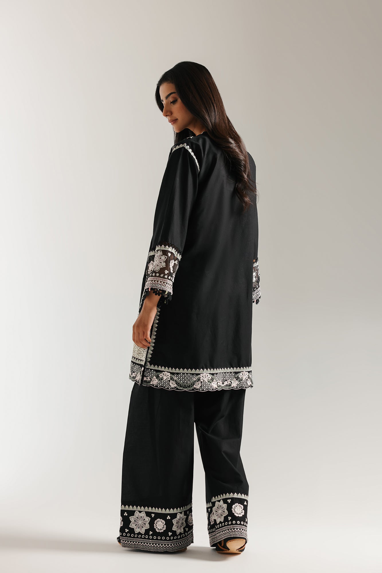 EMBROIDERED SUIT (E3224/103/902)