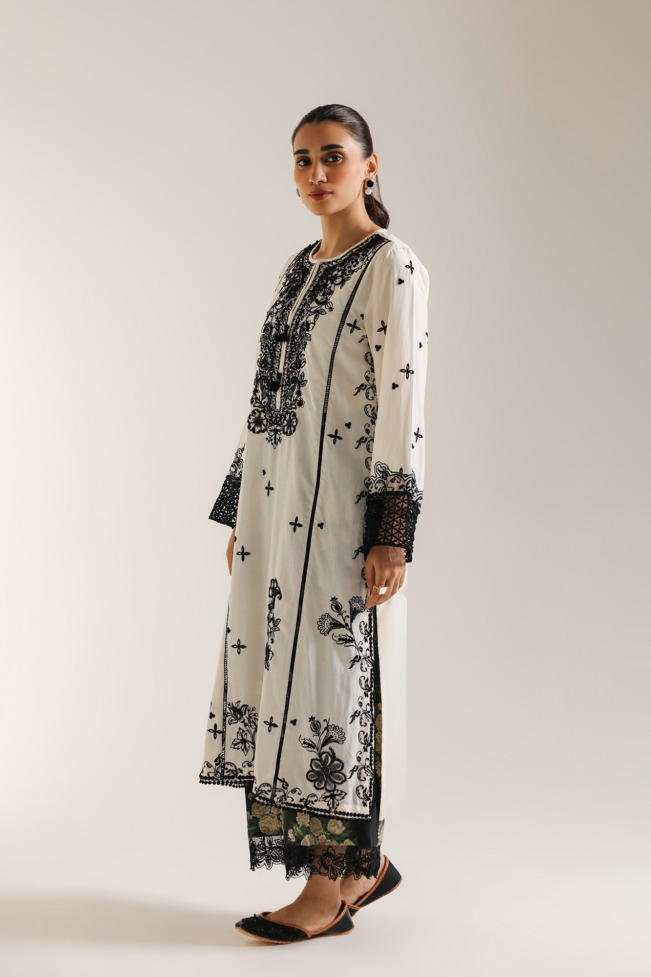 EMBROIDERED SUIT (E3226/103/002)