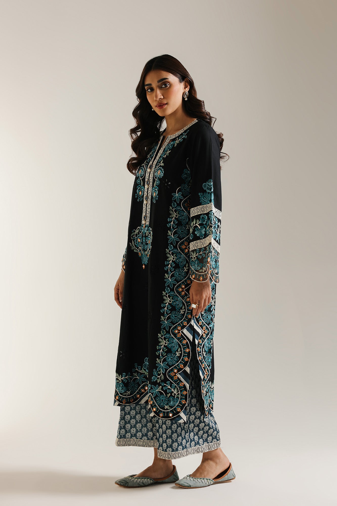 EMBROIDERED SUIT (E3245/103/902)