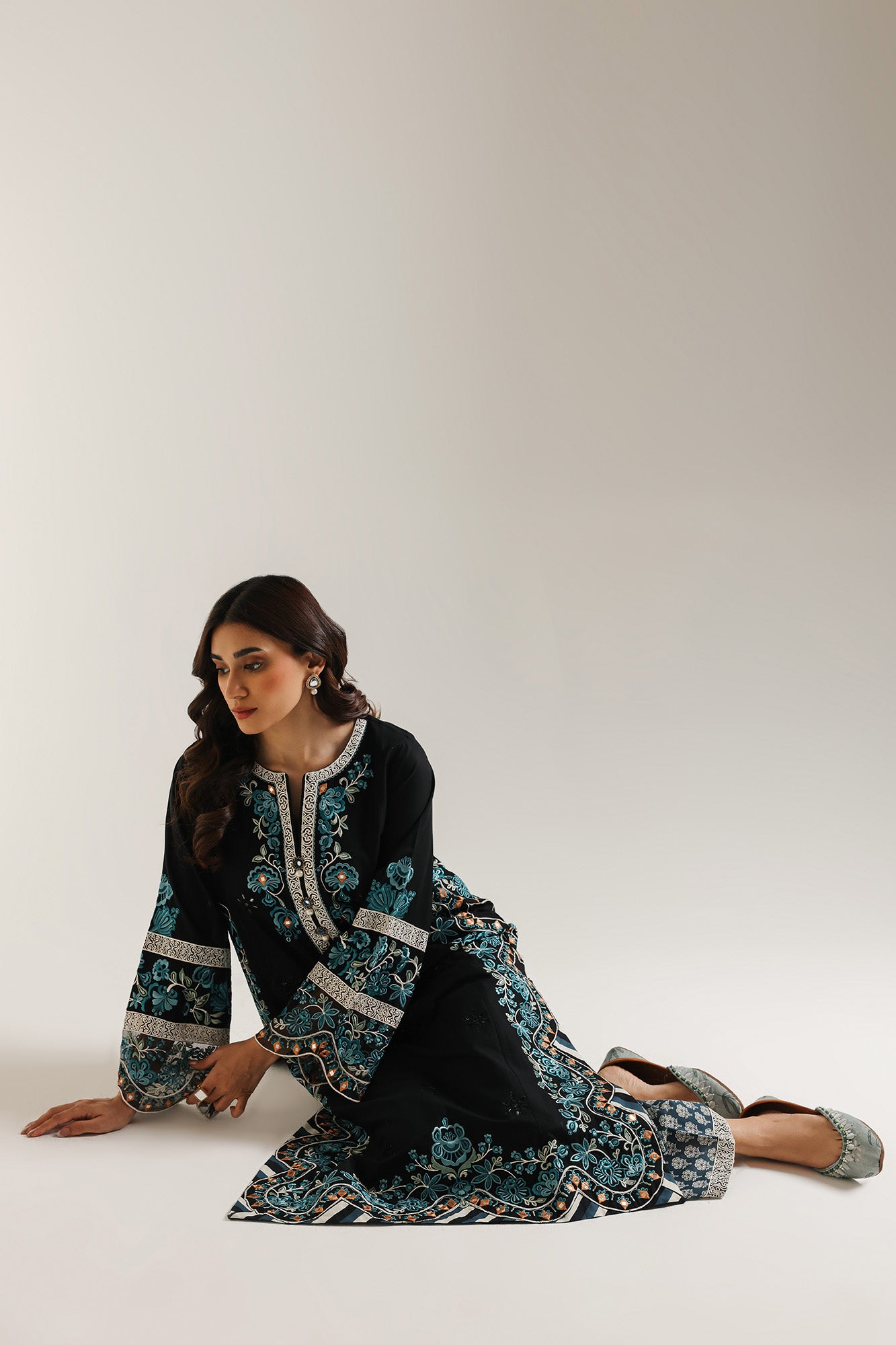 EMBROIDERED SUIT (E3245/103/902)