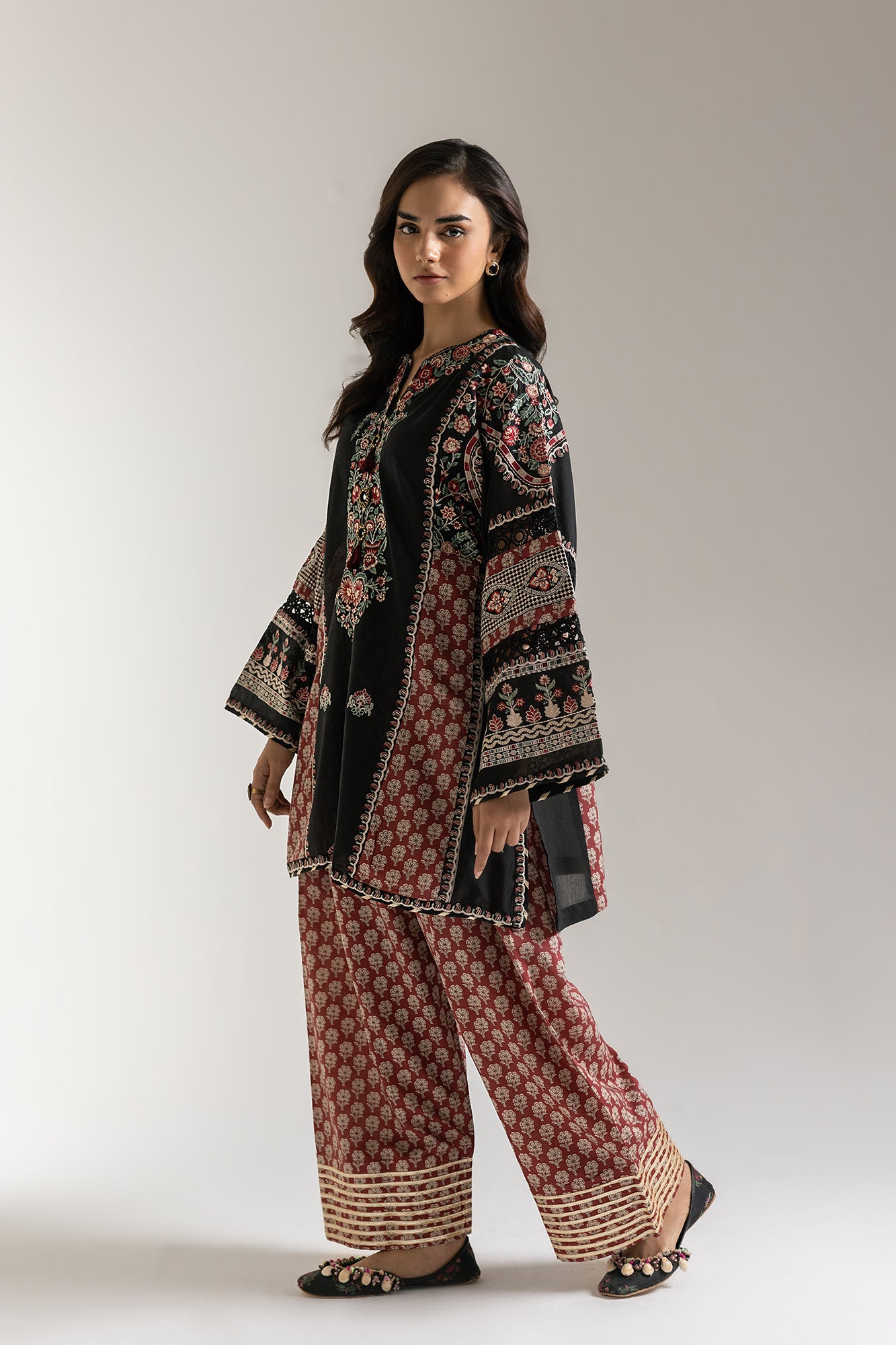 EMBROIDERED SUIT (E3277/103/901)