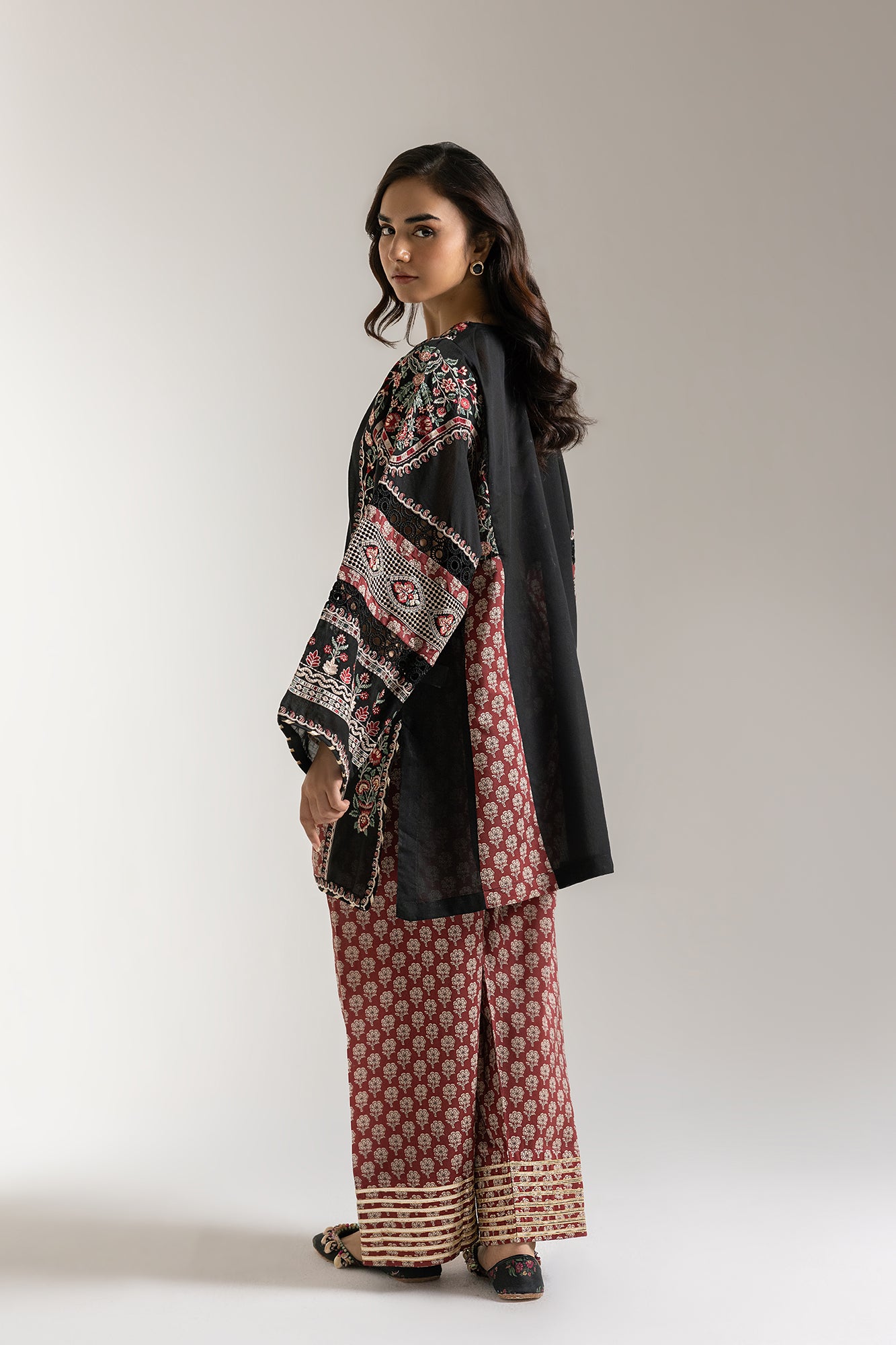 EMBROIDERED SUIT (E3277/103/901)
