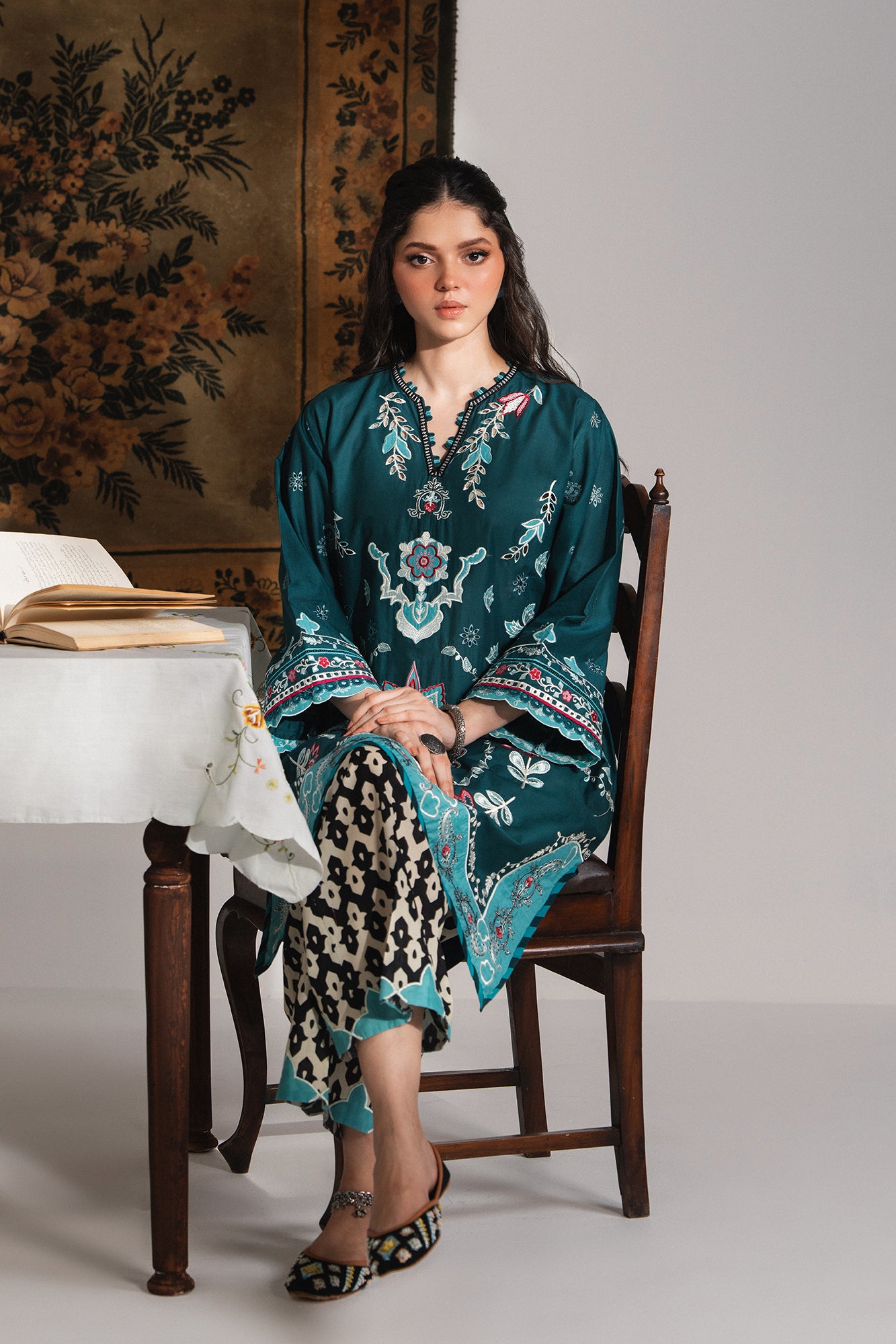 EMBROIDERED SUIT (E3280/103/711)