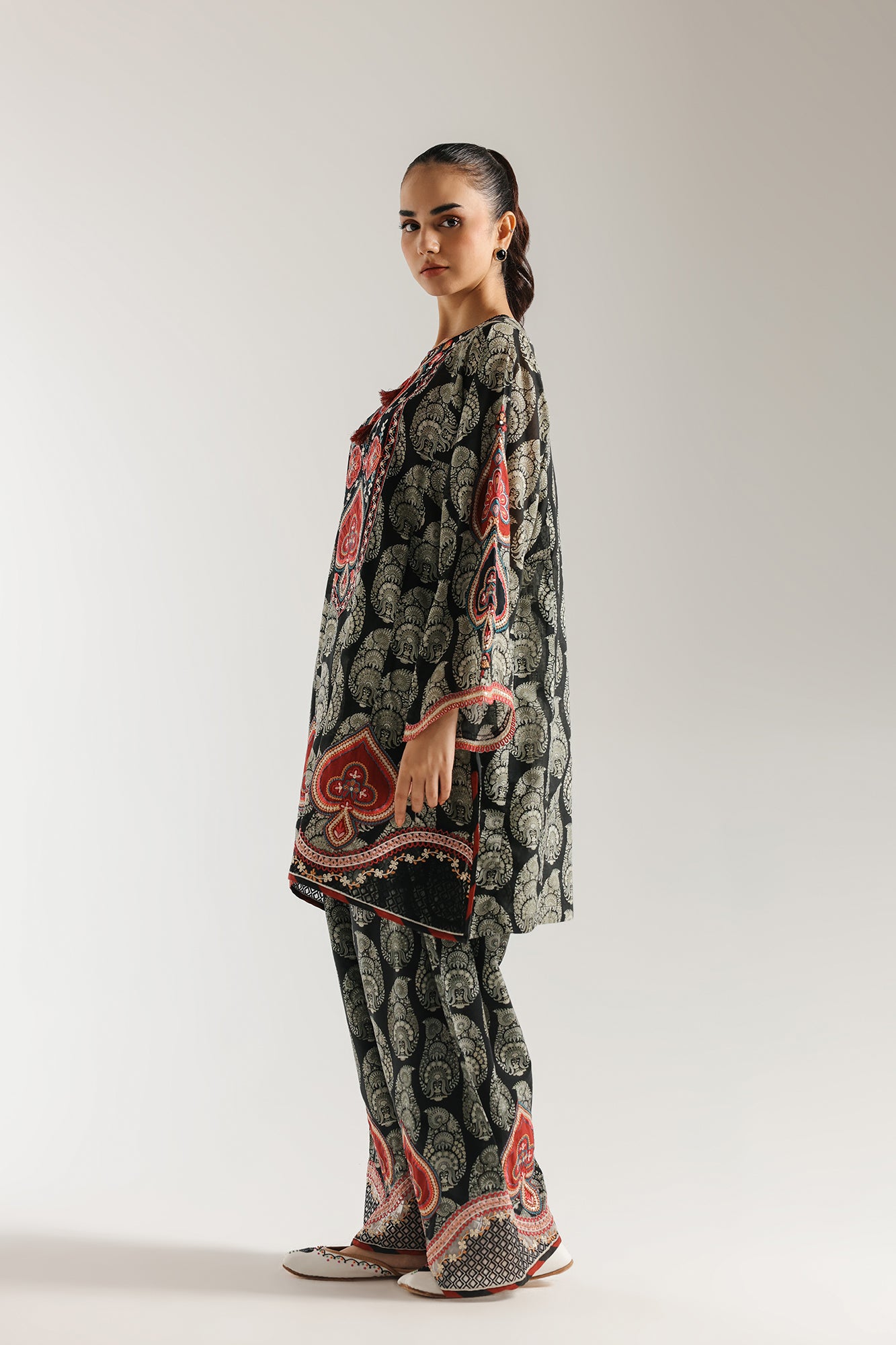 EMBROIDERED SUIT (E3296/103/902)