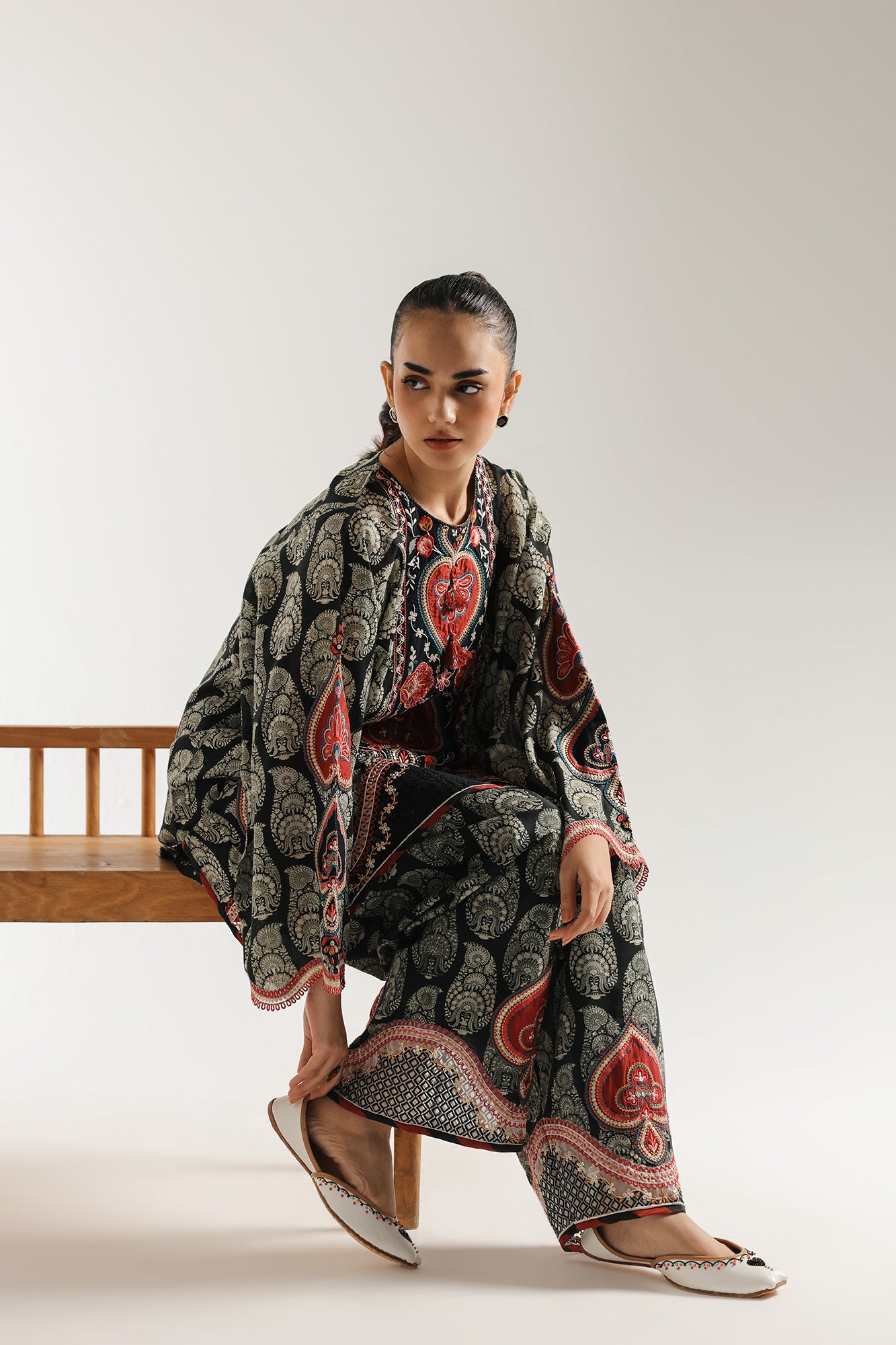 EMBROIDERED SUIT (E3296/103/902)
