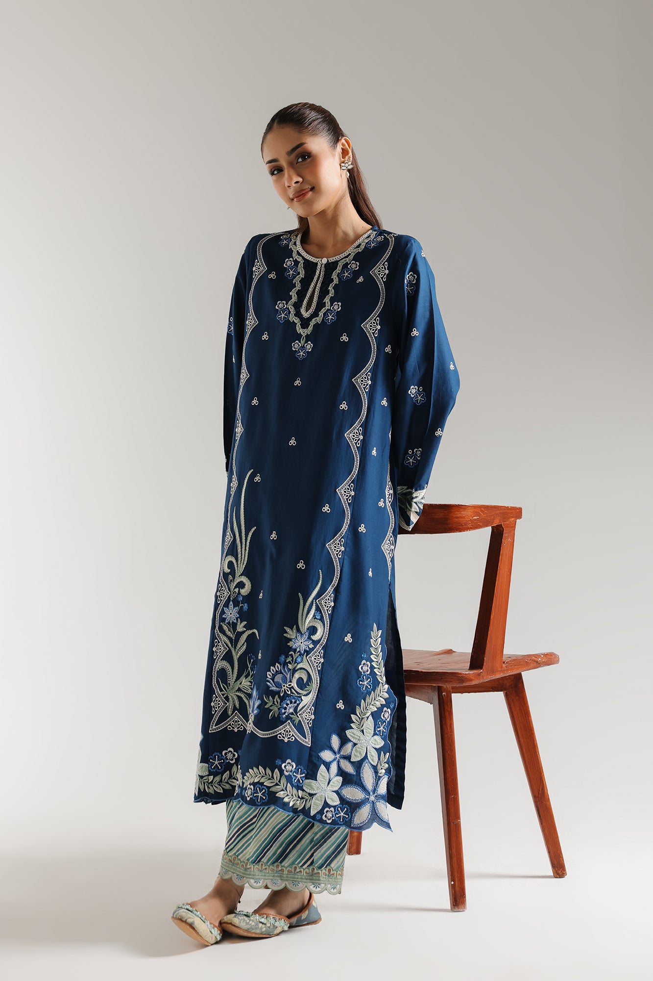 EMBROIDERED SUIT (E3326/103/622)