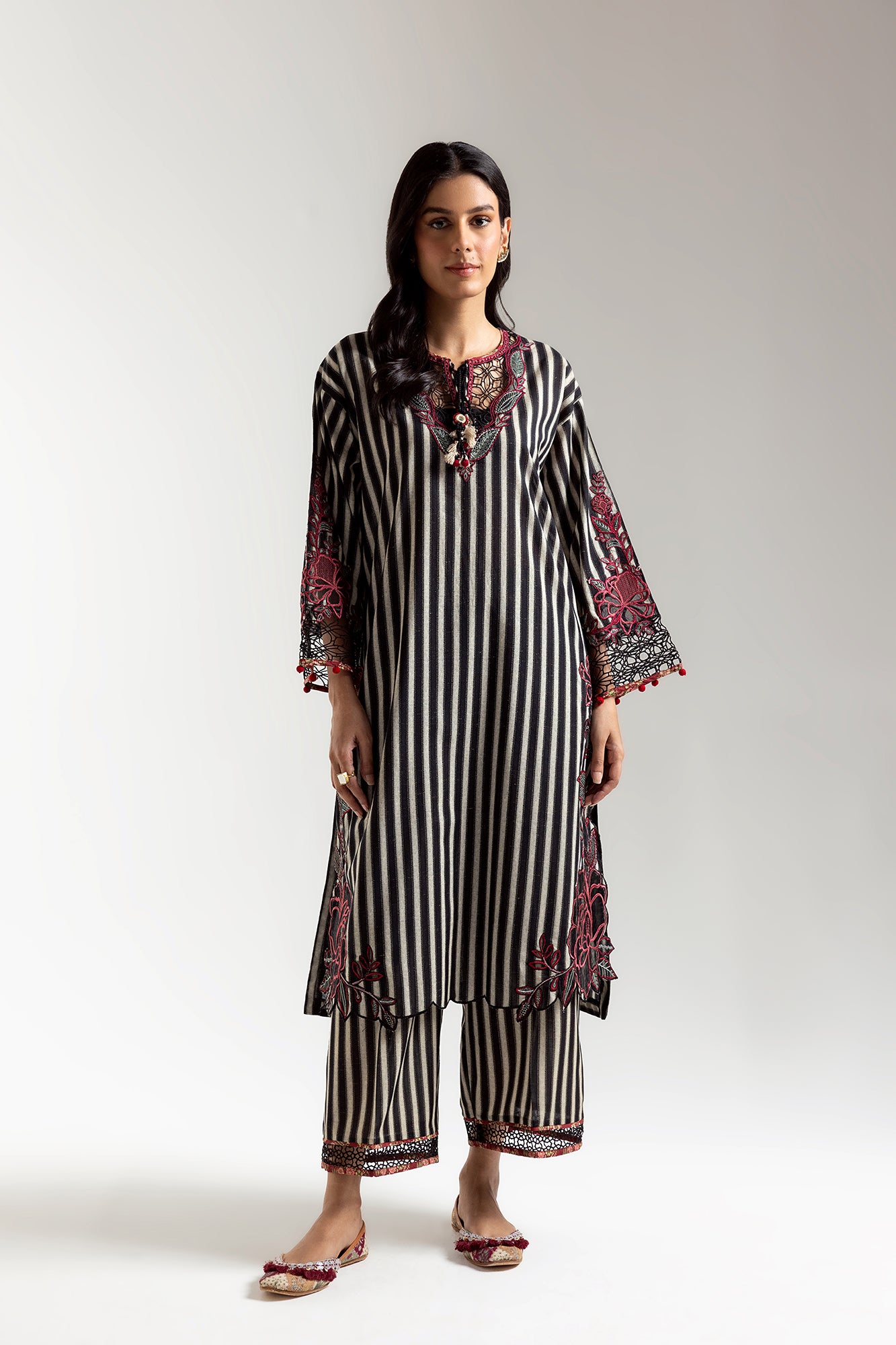 EMBROIDERED SUIT (E3379/103/901)