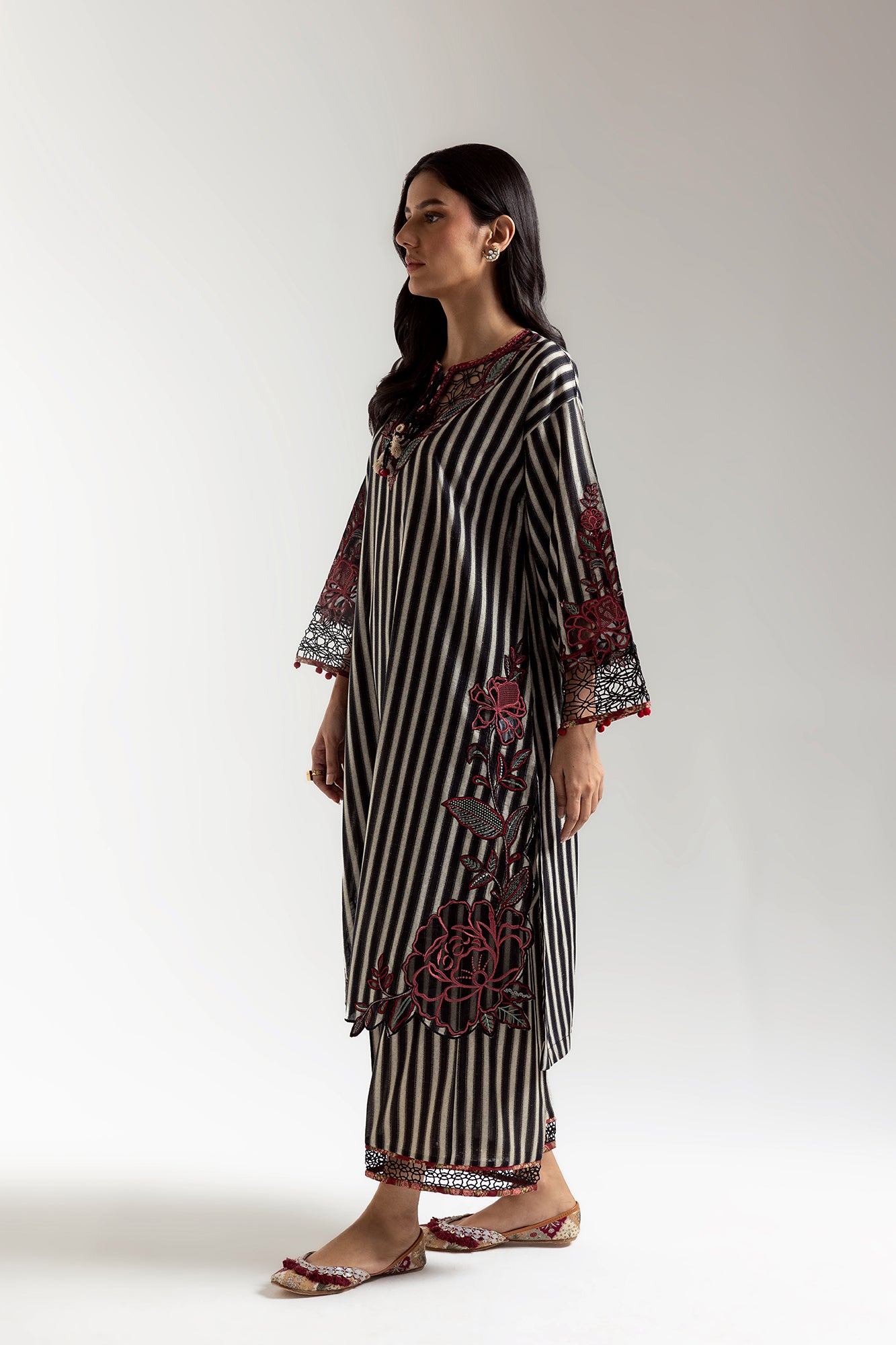 EMBROIDERED SUIT (E3379/103/901)
