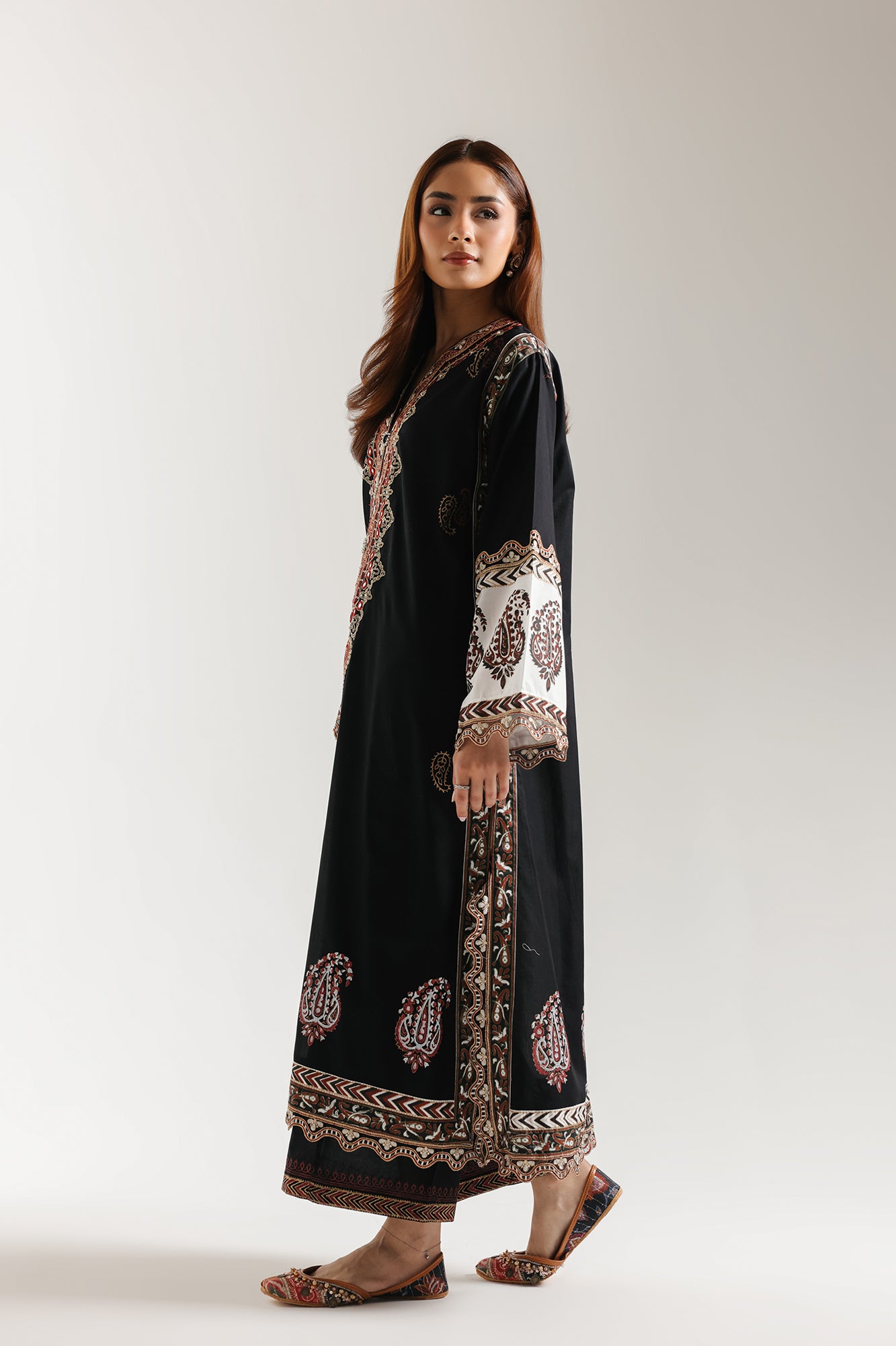 EMBROIDERED SUIT (E3437/103/902)