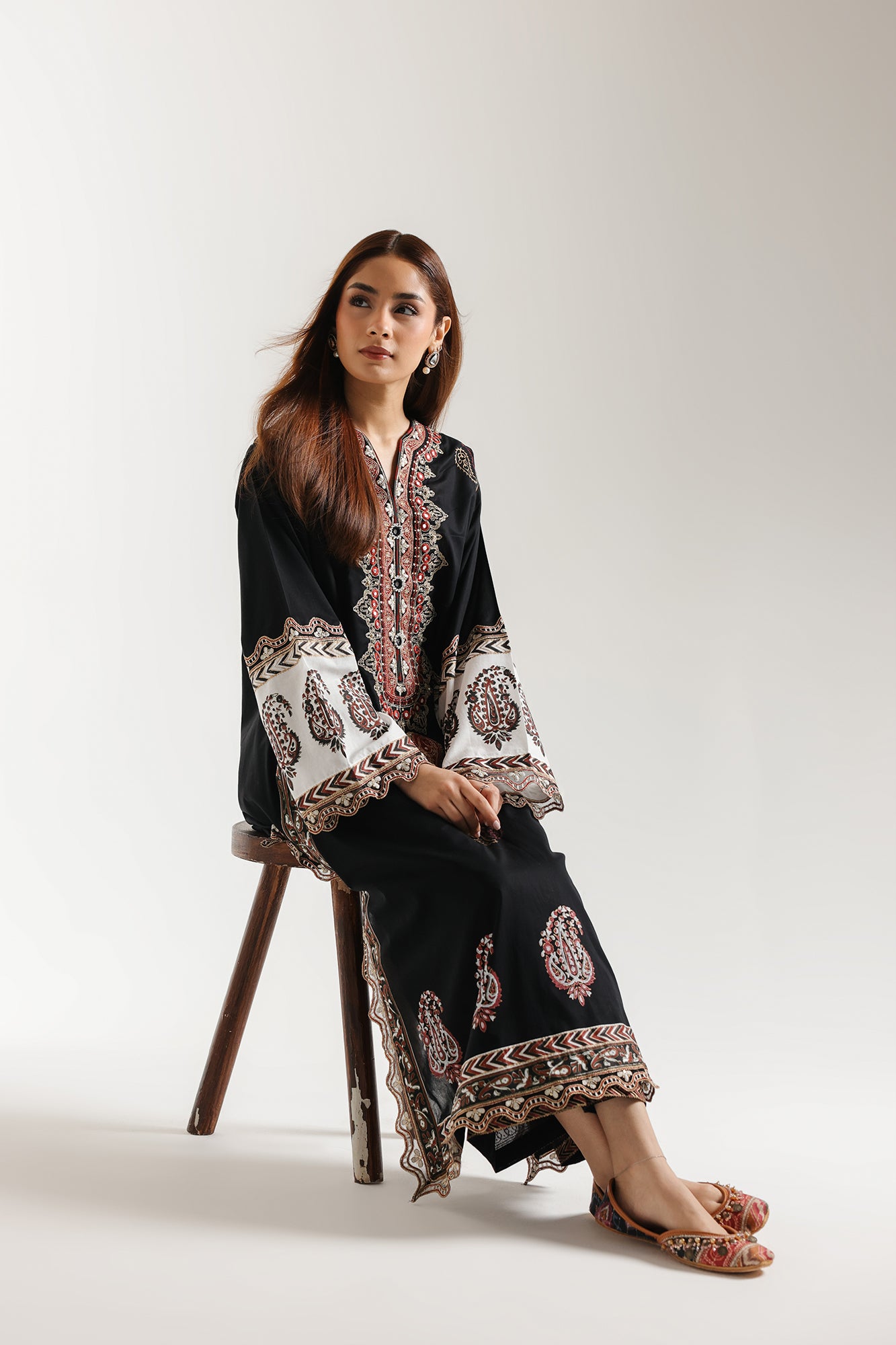 EMBROIDERED SUIT (E3437/103/902)