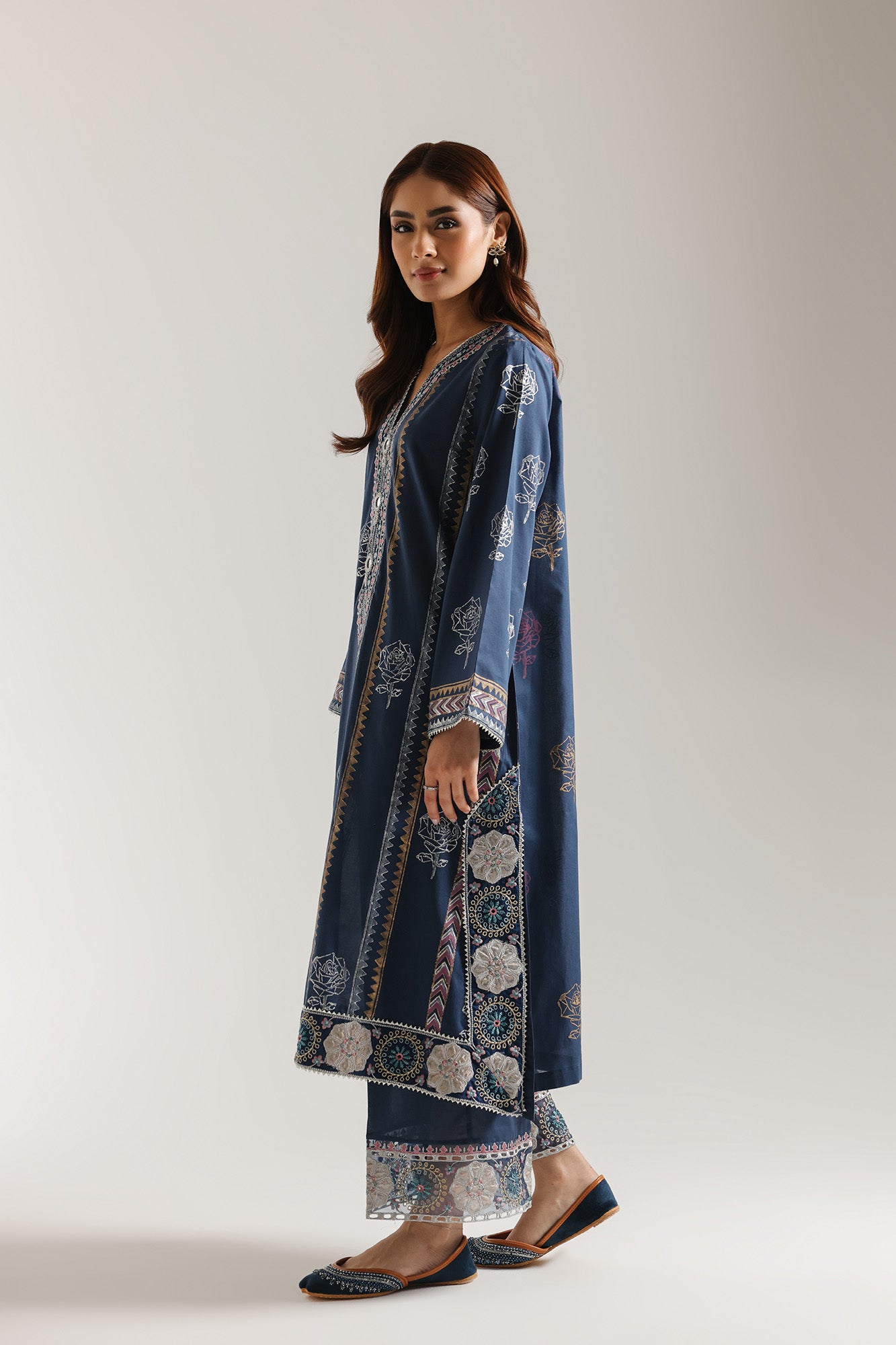 EMBROIDERED SUIT (E3439/103/622)