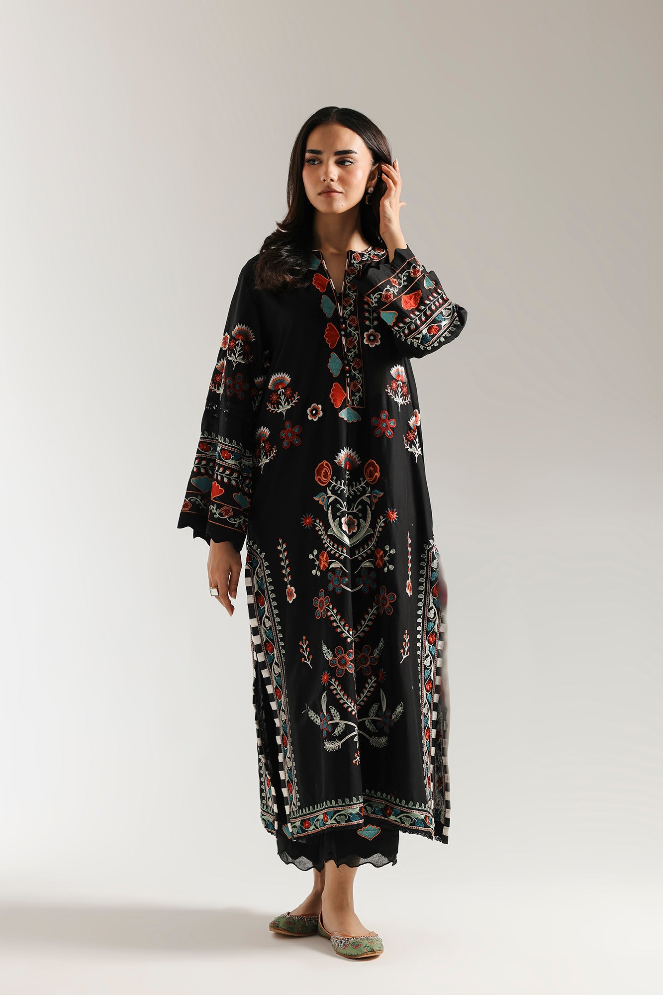 EMBROIDERED SUIT (E3440/103/902)