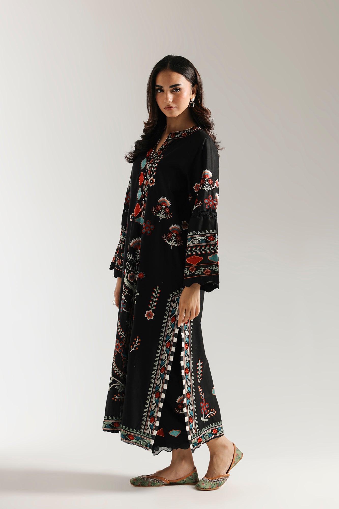 EMBROIDERED SUIT (E3440/103/902)
