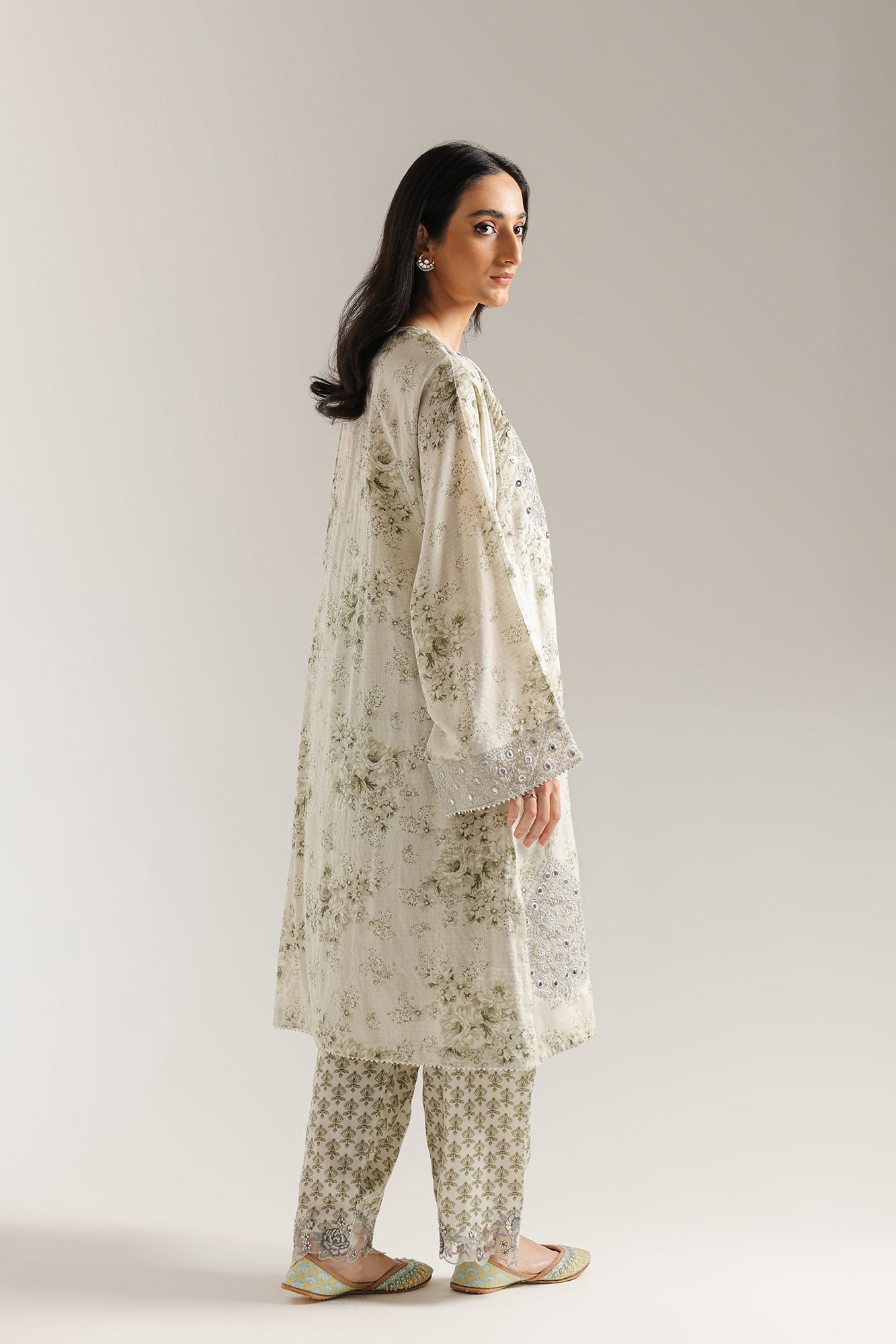 EMBROIDERED SUIT (E3455/103/817)