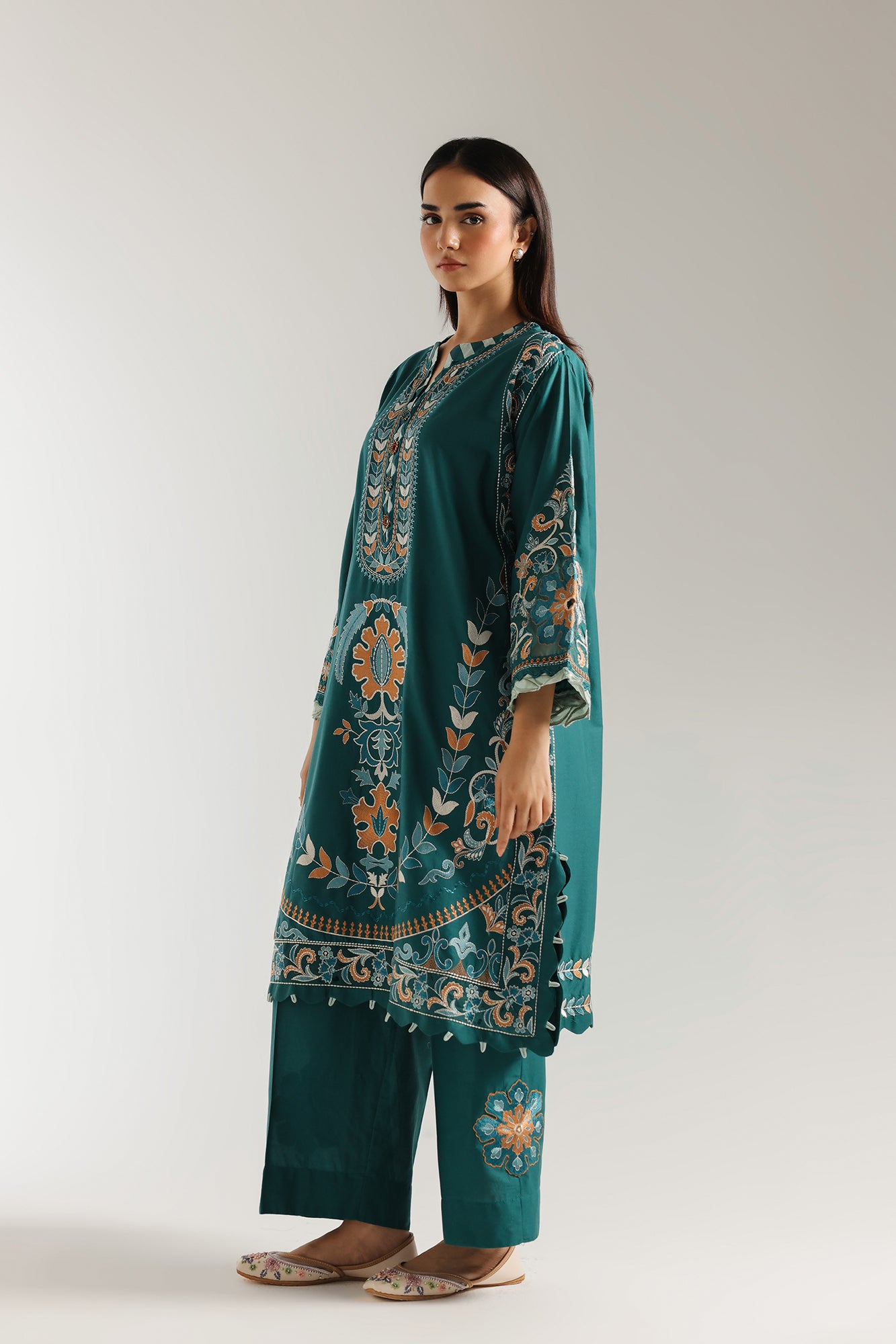 EMBROIDERED SUIT (E3458/103/711)