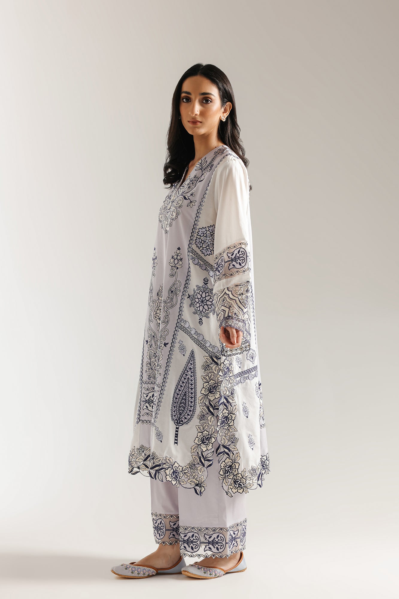 EMBROIDERED SUIT (E3460/103/515)