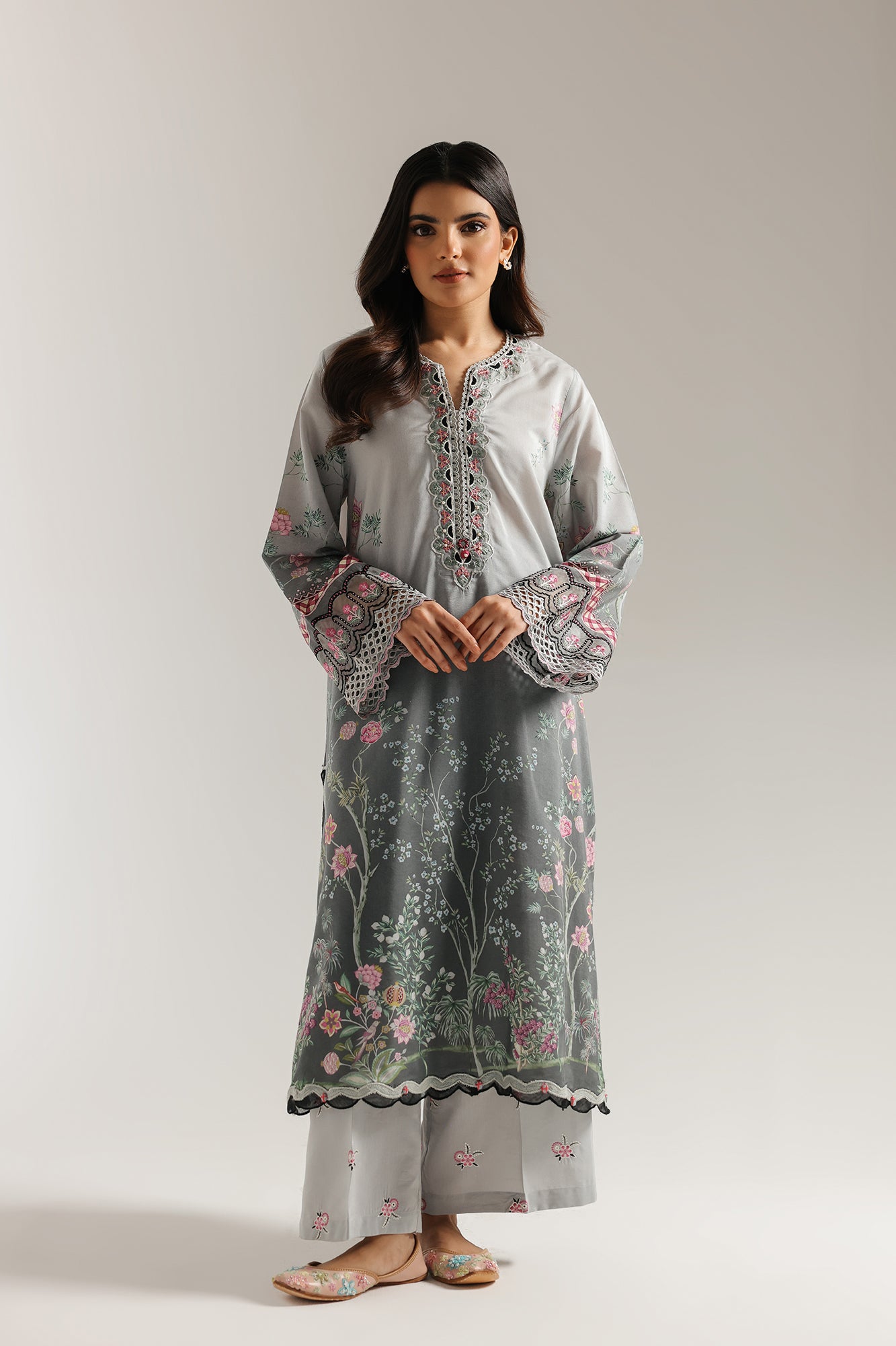 EMBROIDERED SUIT (E3469/103/817)