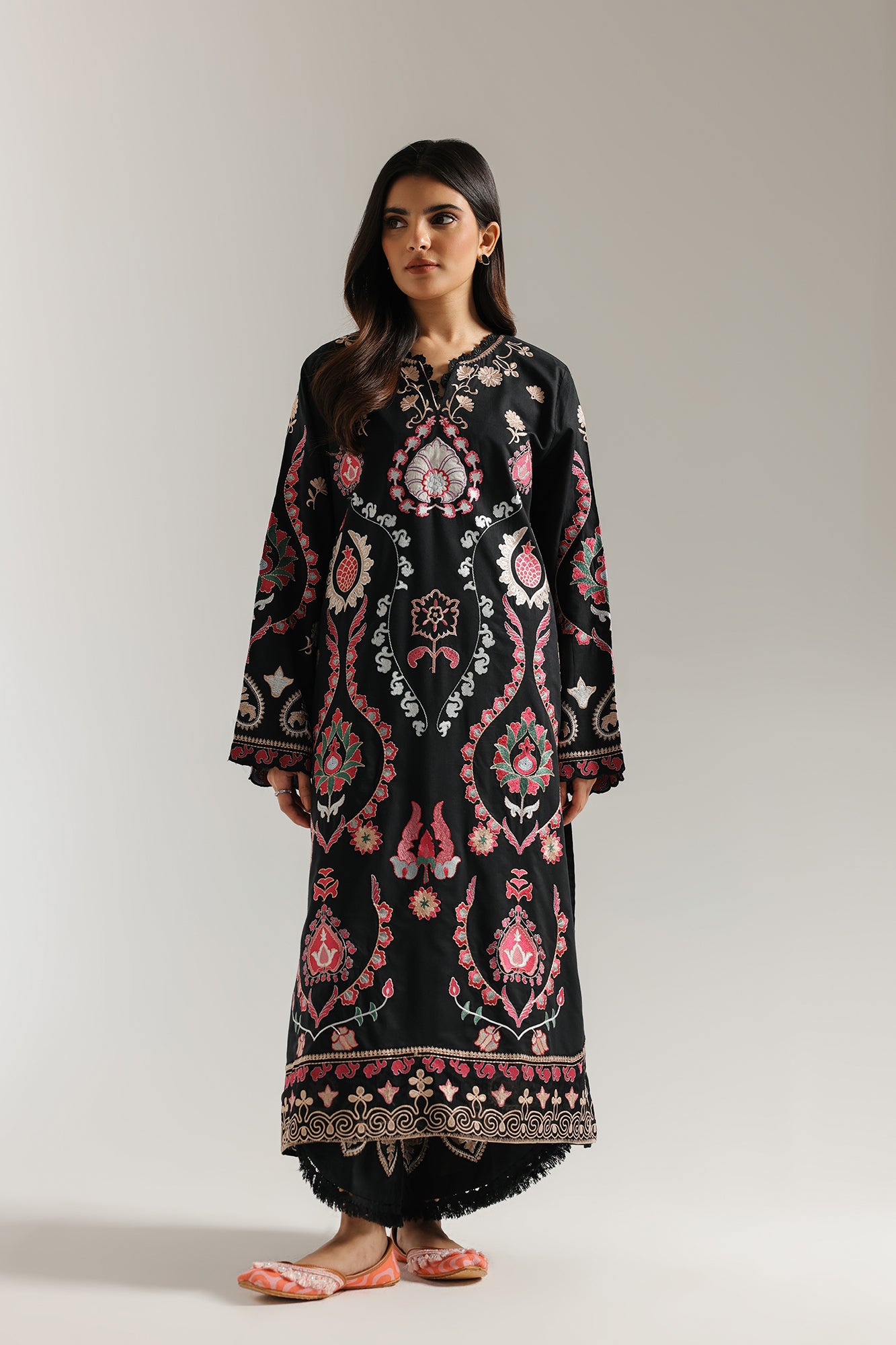 EMBROIDERED SUIT (E3497/103/902)