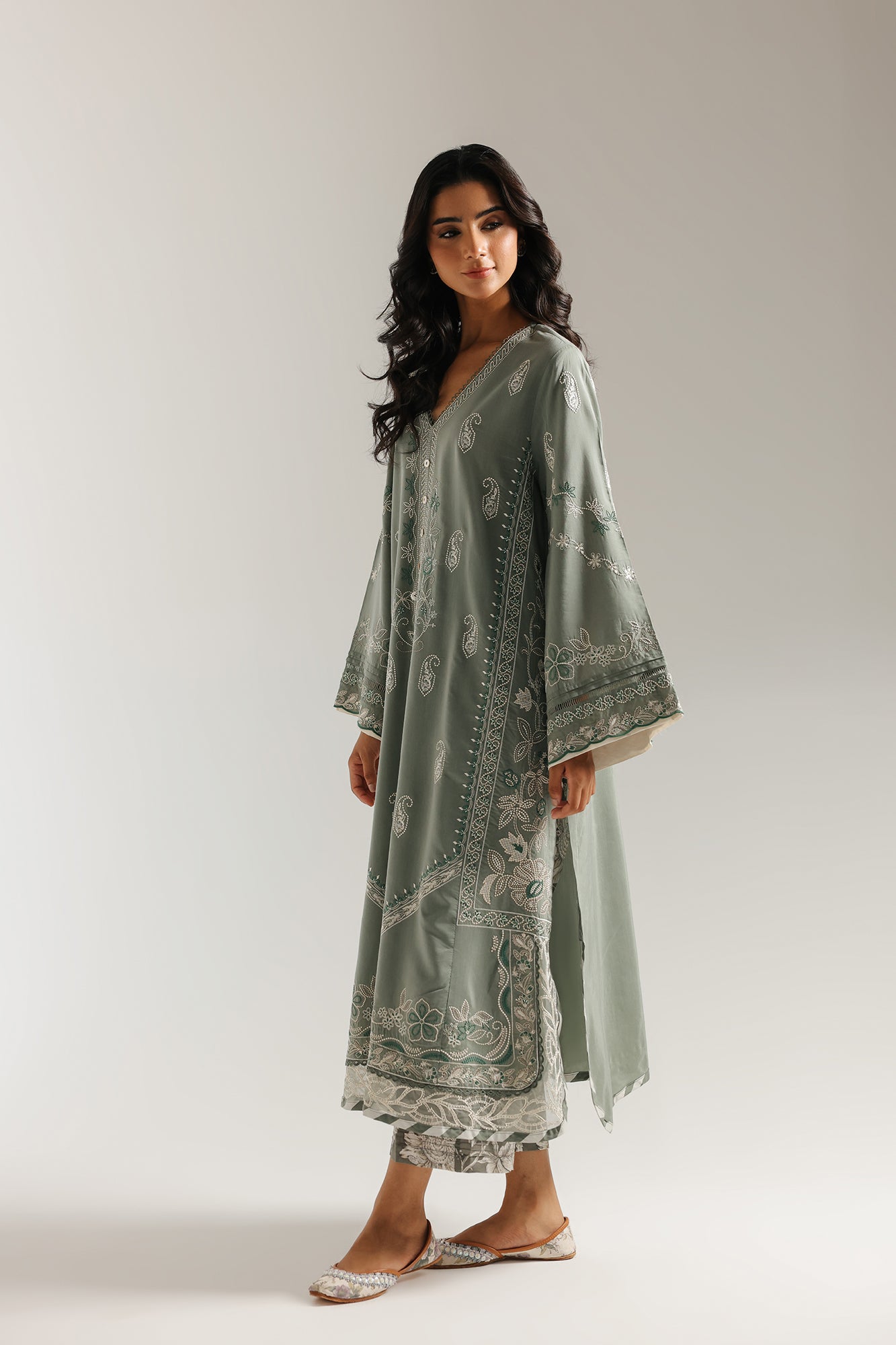 EMBROIDERED SUIT (E3499/103/118)