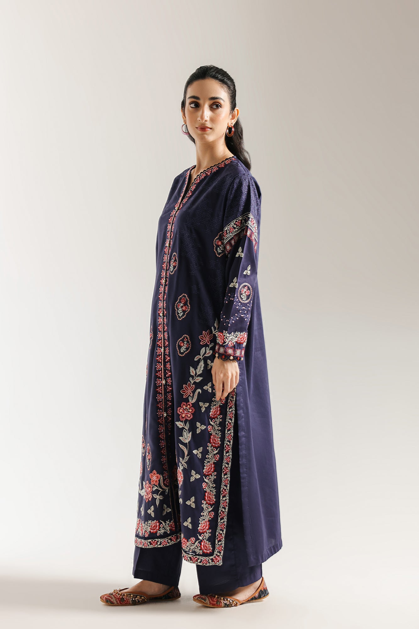 EMBROIDERED SUIT (E3513/103/622)
