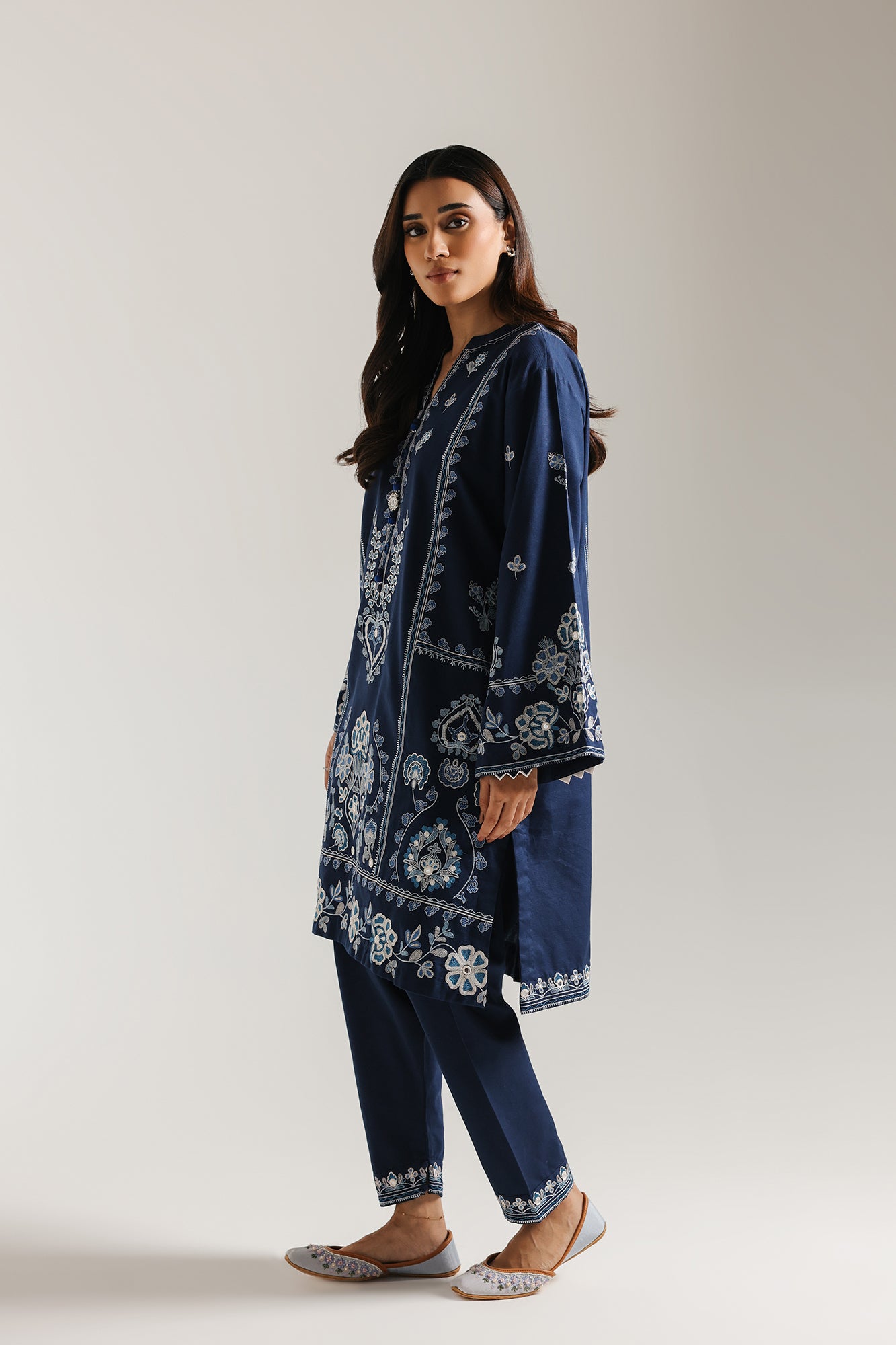 EMBROIDERED SUIT (E3600/103/626)