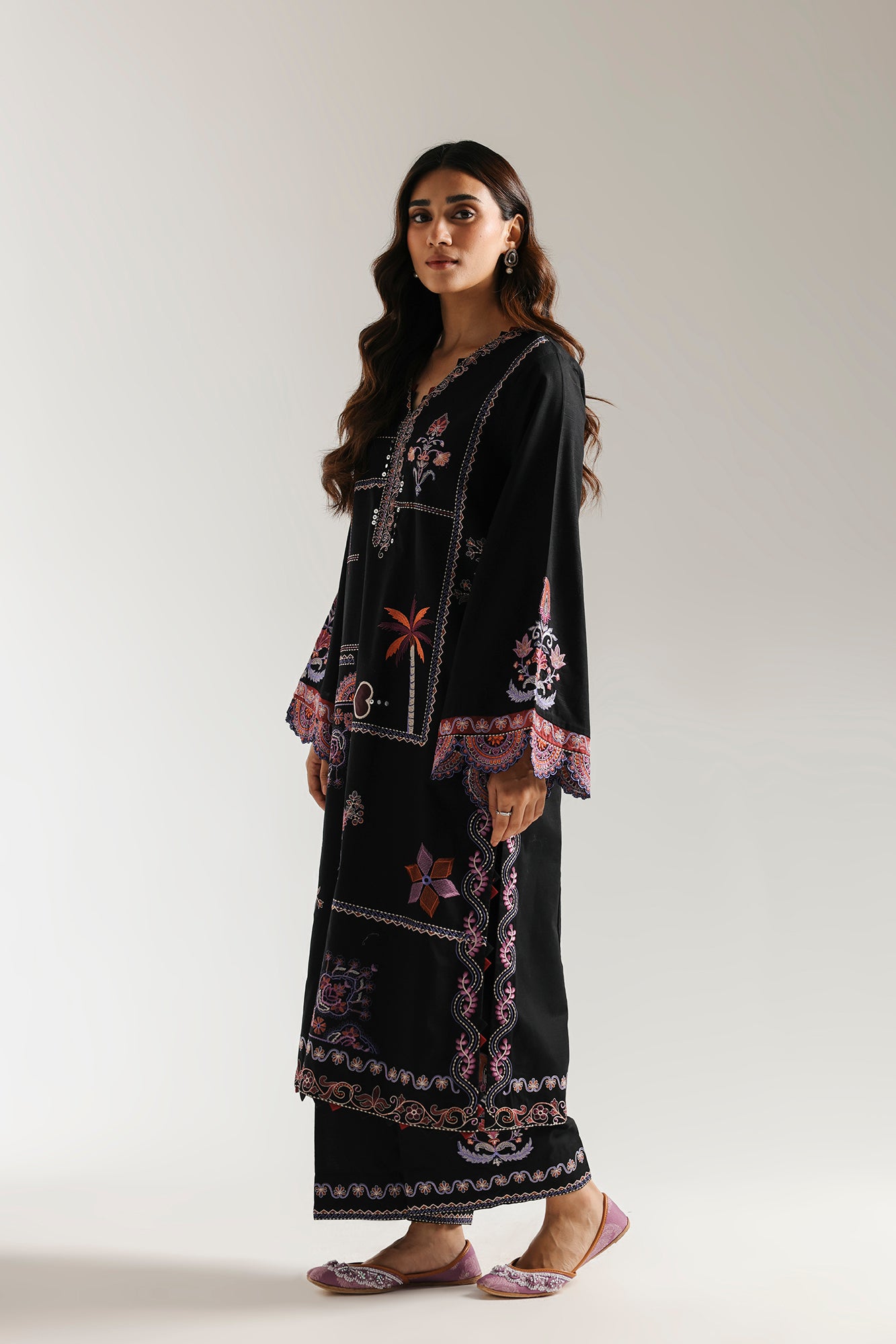 EMBROIDERED SUIT (E3606/103/902)