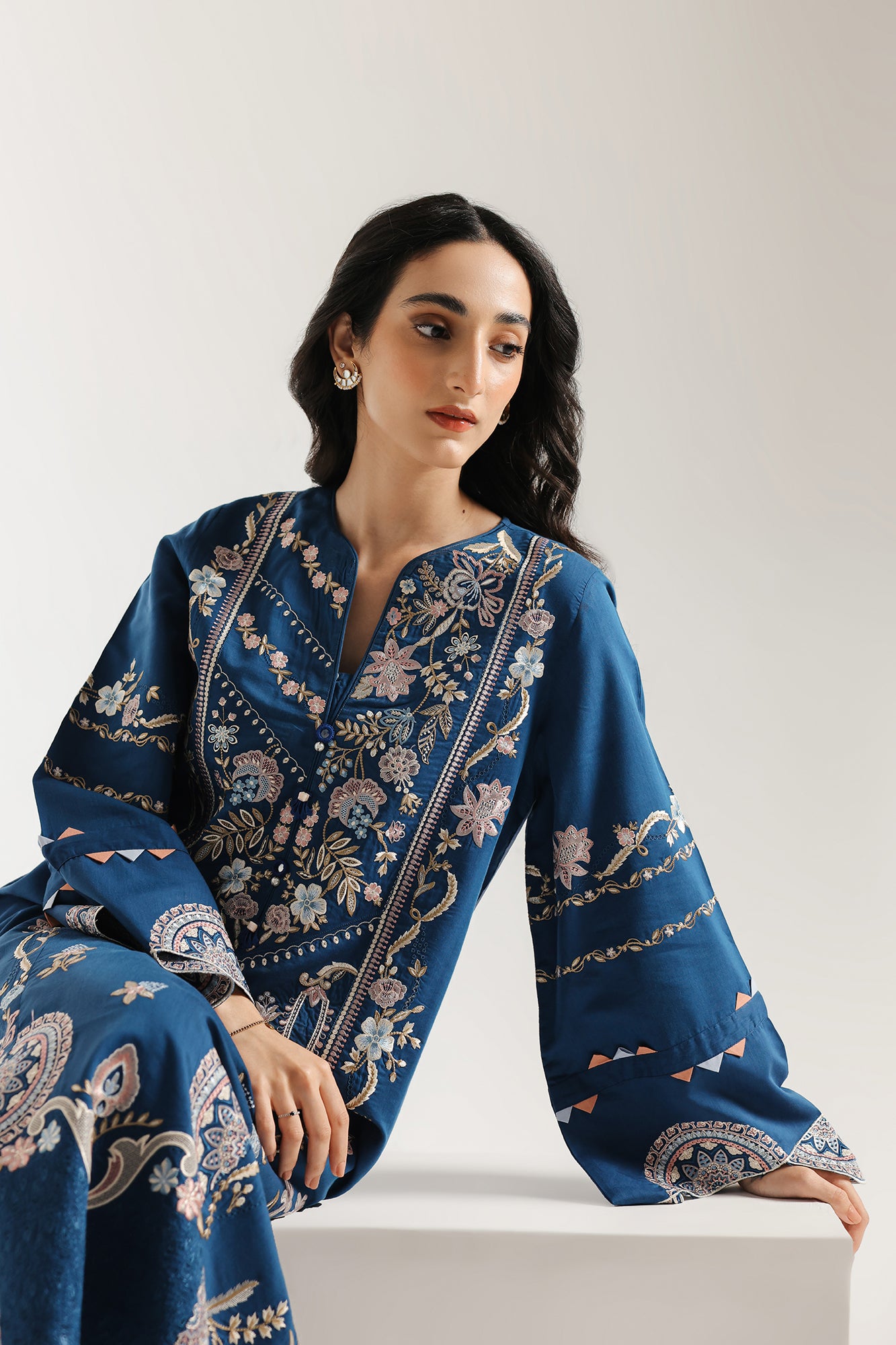 EMBROIDERED SUIT (E3611/103/622)